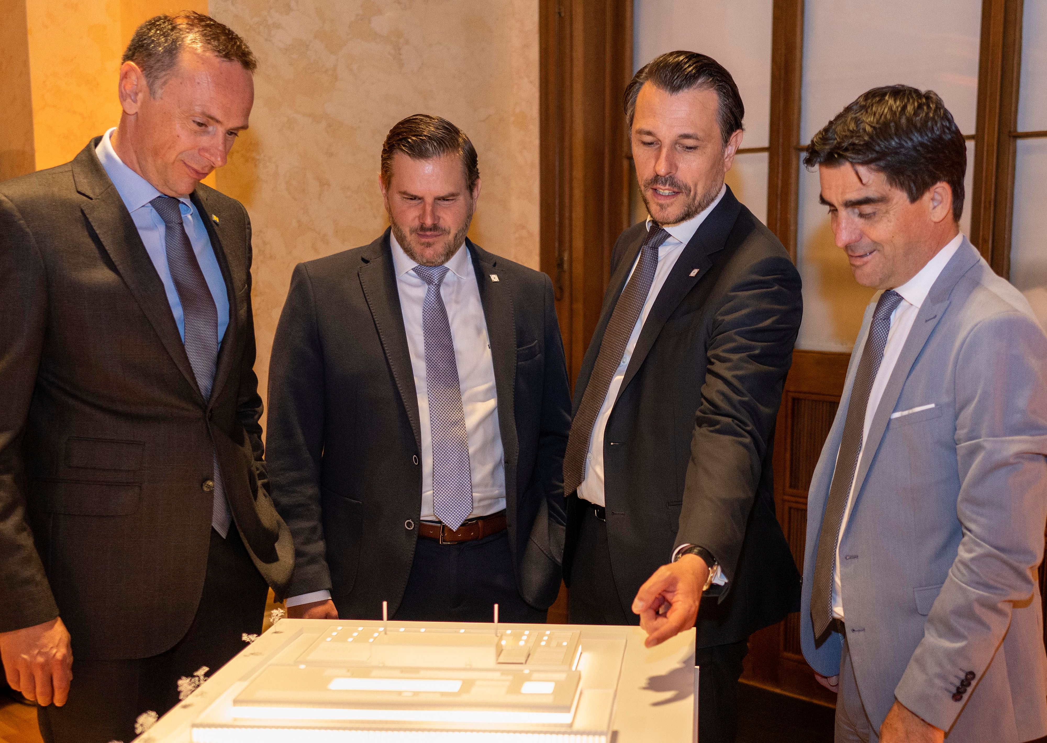 philoro-Geschäftsführer René Brückler und Rudolf Brenner gemeinsam mit Bürgermeister Christian Gepp (r.) und Landesrat Jochen Danninger (l.) bei der Projektpräsentation 