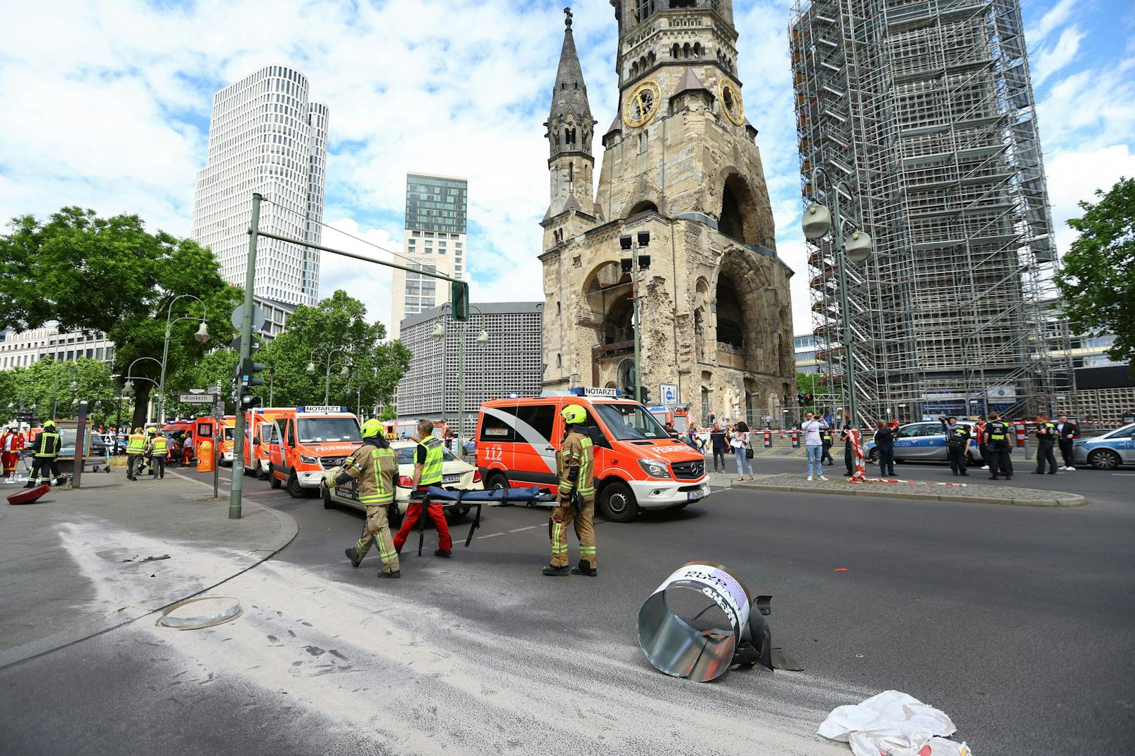 Am 8. Juni 2022 raste ein Auto in der Berliner Innenstadt in eine Menschenmenge. Es gibt mindestens ein Todesopfer, mehrere Verletzte.