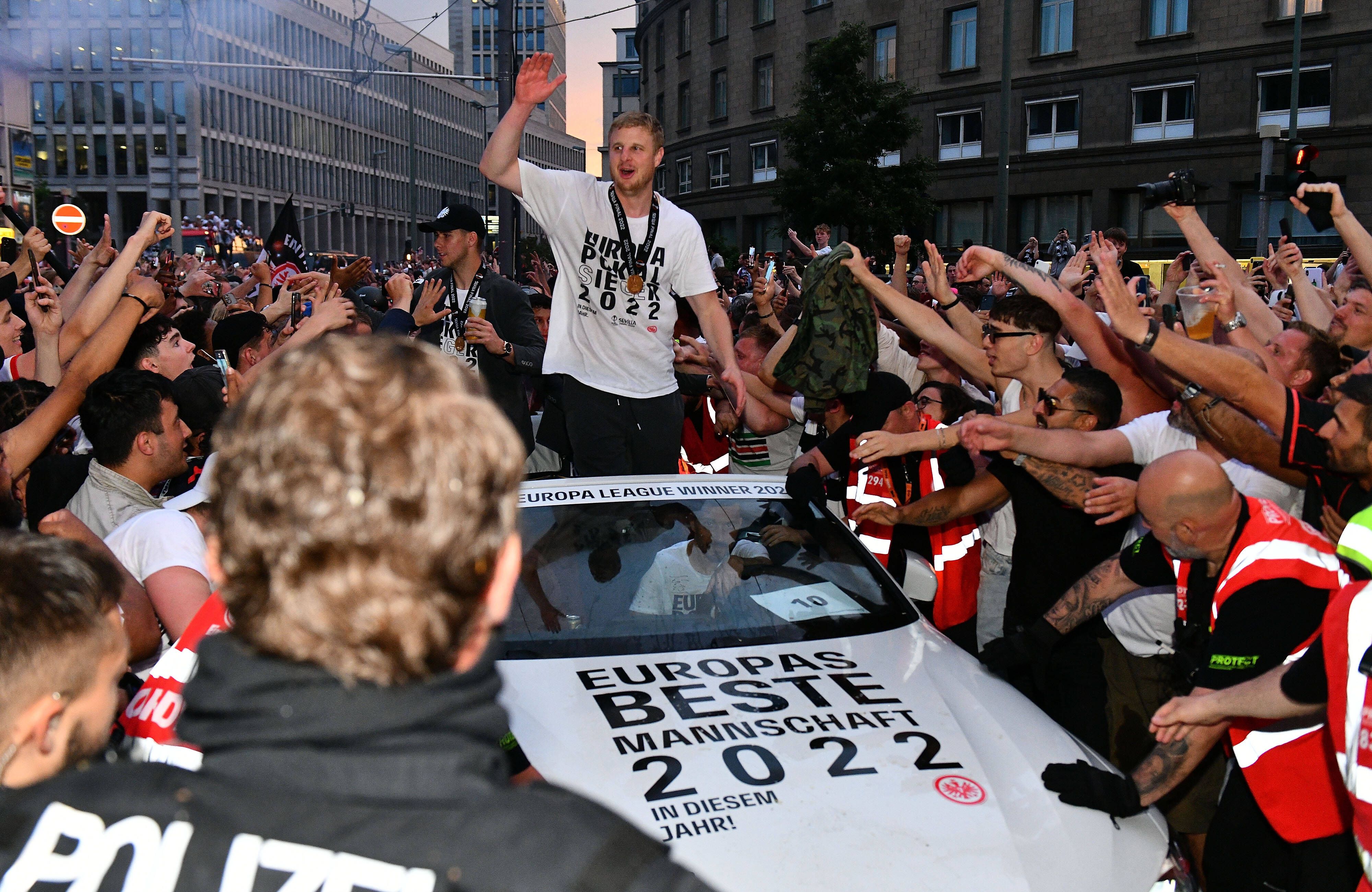 Martin Hinteregger hat den Unmut der Eintracht-Bosse auf sich gezogen. 