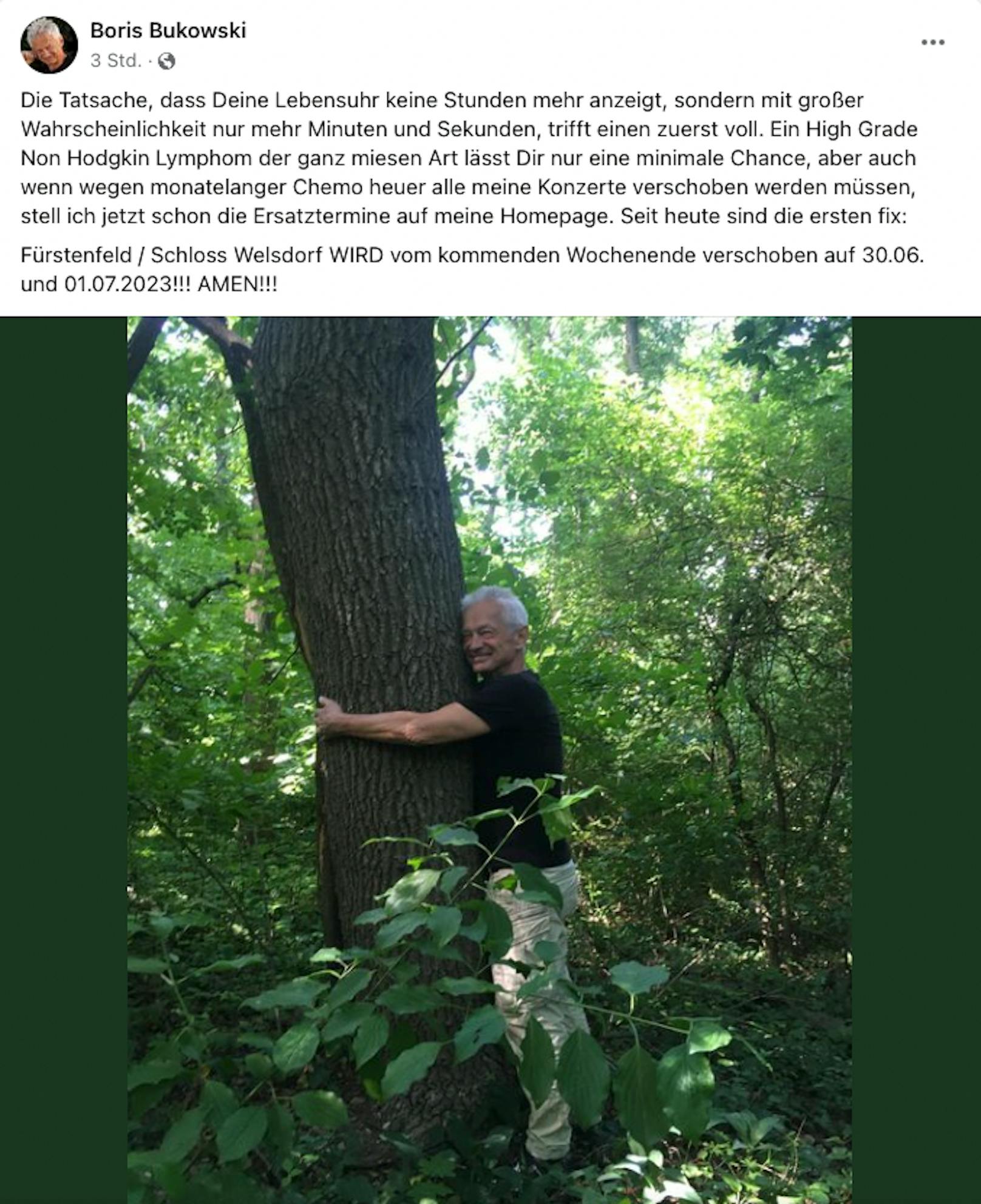 Mit einem Foto, auf dem er einen Baum umarmt, postete Bukowski seine Krebs-Diagnose.
