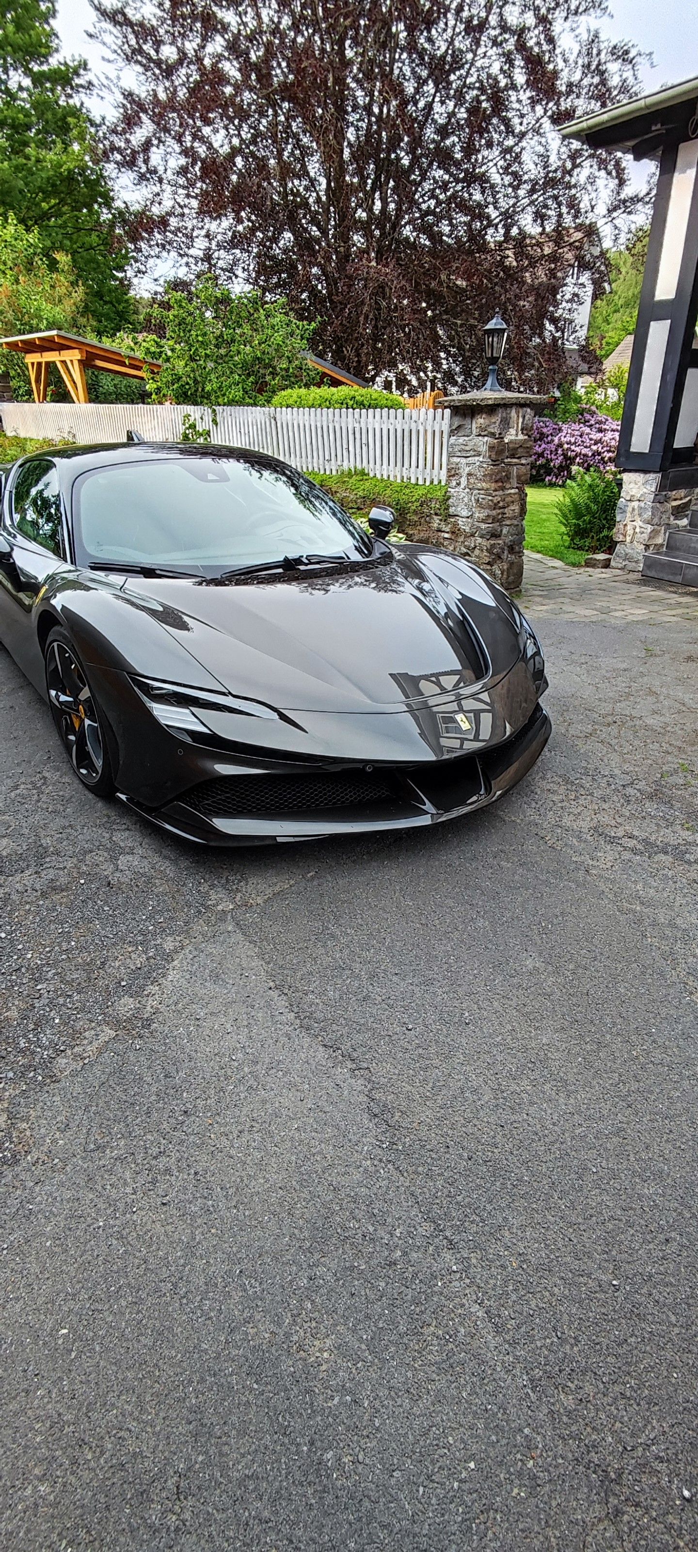 Der Ferrari hatte vorne kein Kennzeichen.