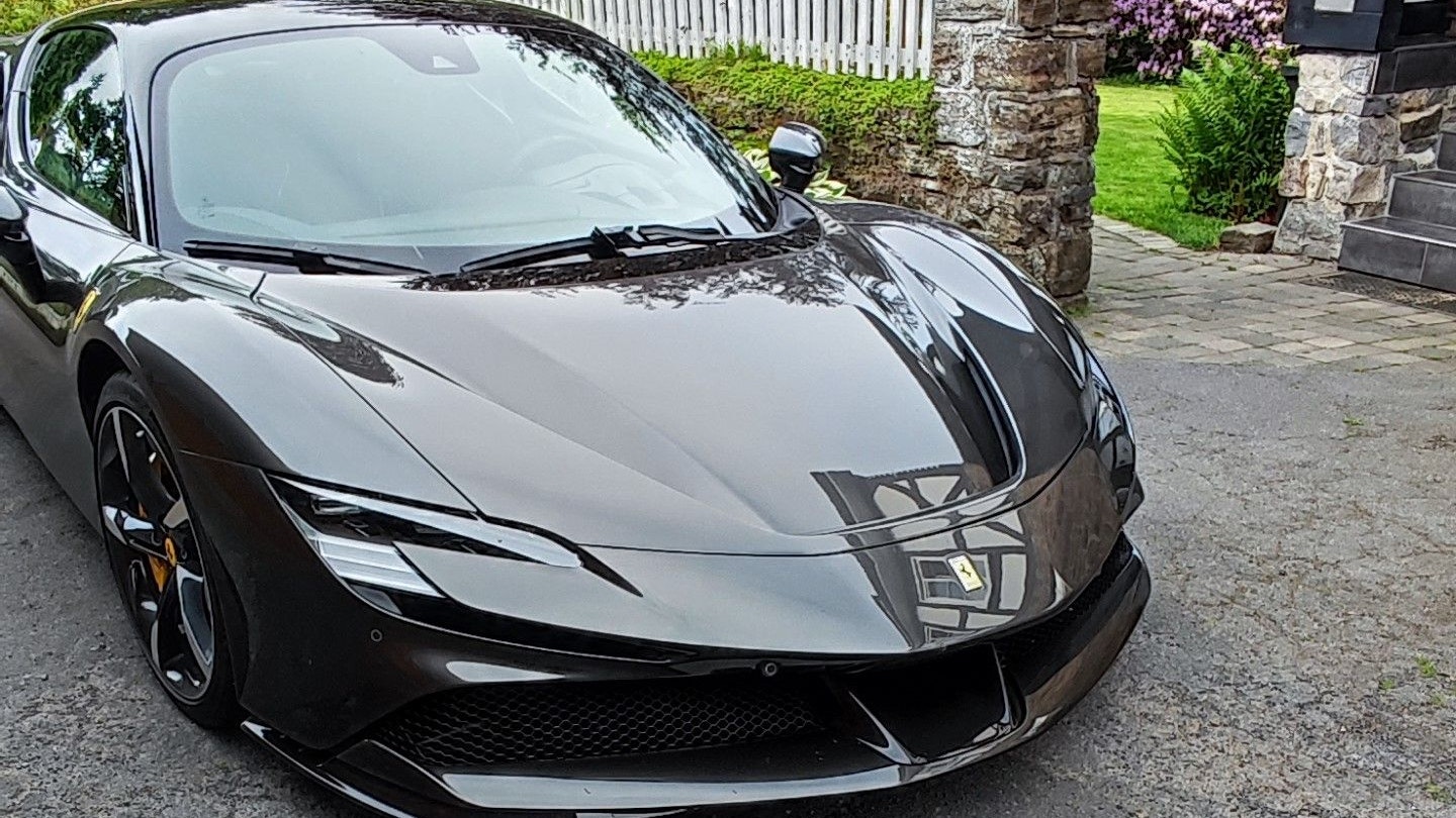 Der Ferrari hatte vorne kein Kennzeichen.