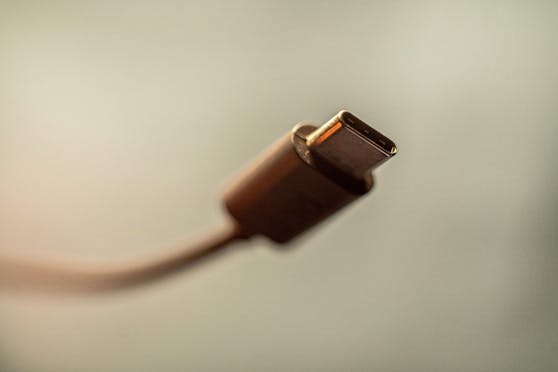 2024 kommt das Standardkabel für elektronische Geräte in der EU. Die Geräte müssen dann alle einen USB-C-Anschluss haben.