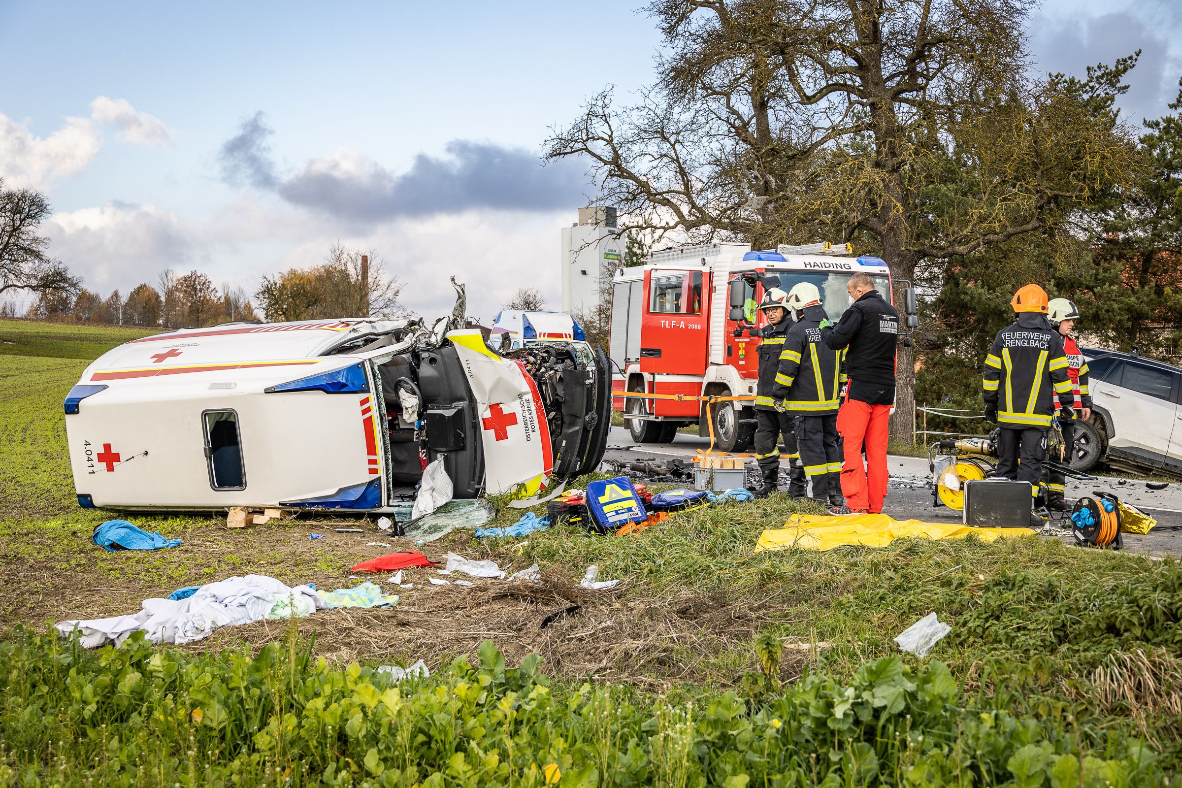 Das Rettungsauto kam in einem Feld auf der Seite zum Liegen.