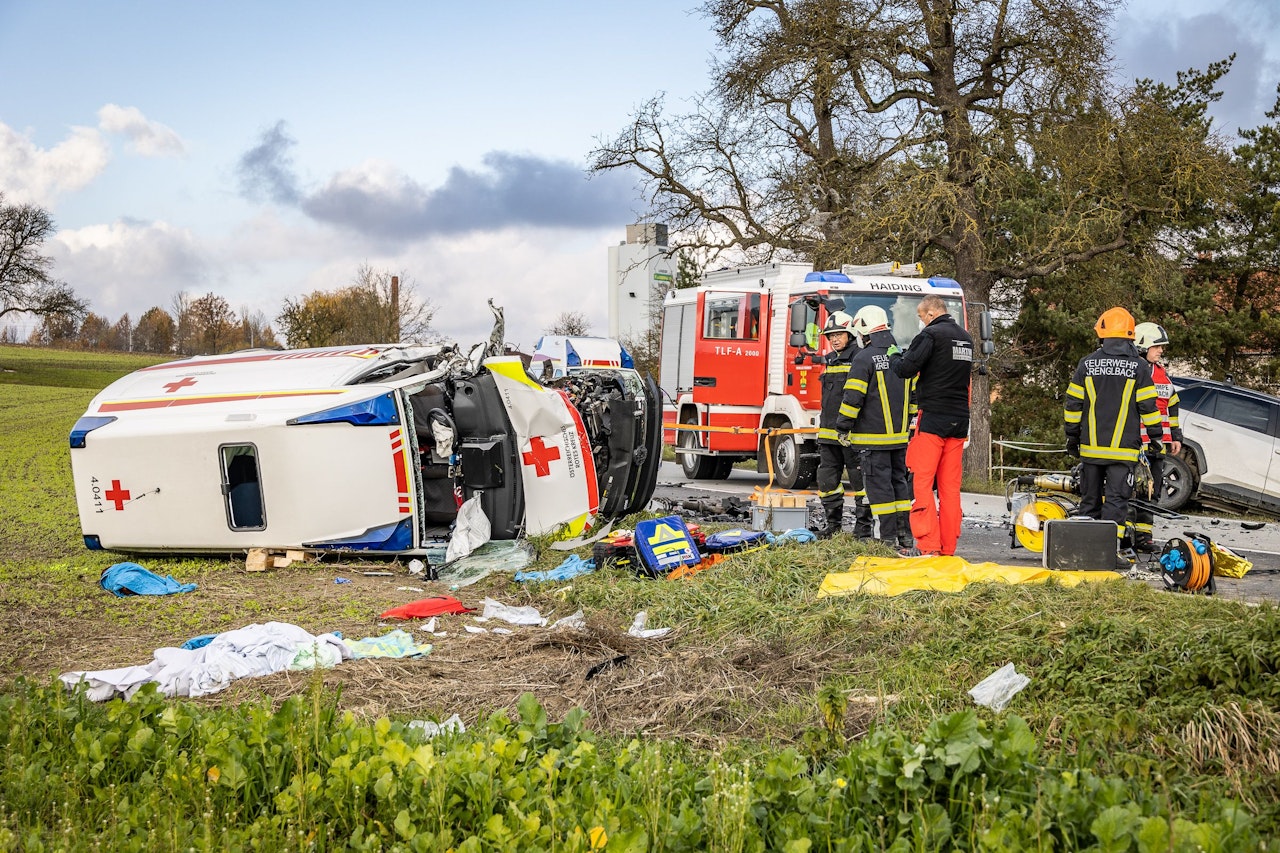 Heute.at - Betrunkener rast in Rettungsauto – Patientin stirbt