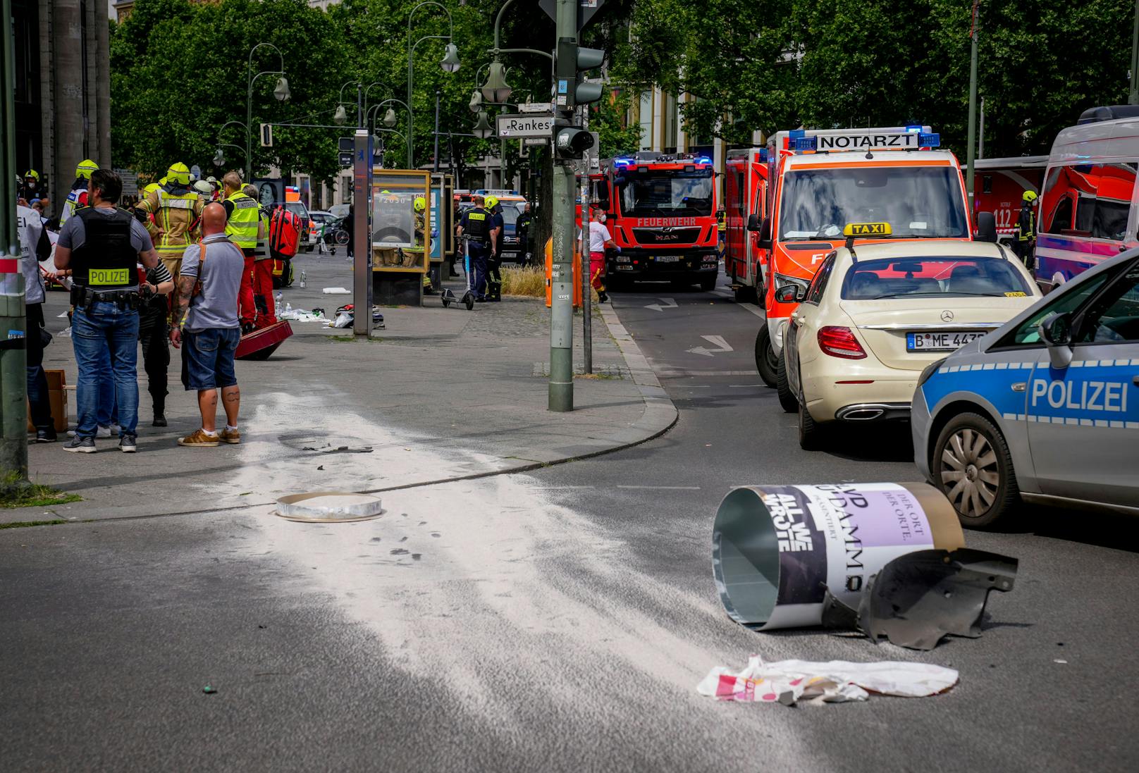 Am 8. Juni 2022 raste ein Auto in der Berliner Innenstadt in eine Menschenmenge. Es gibt mindestens ein Todesopfer, mehrere Verletzte.