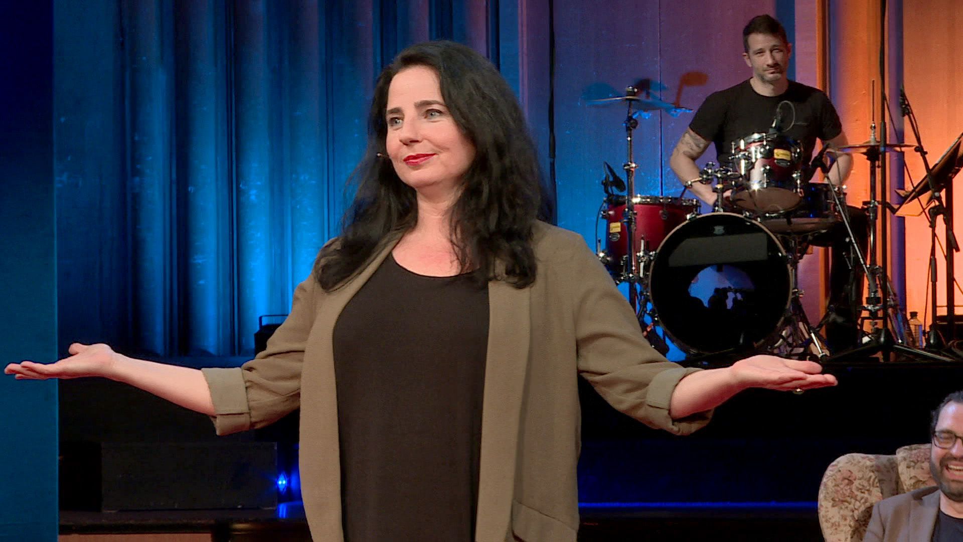 Erst im "<em>Heute</em>"-Interview erfährt Nadja Maleh von ihrer Widmung im ORF III.