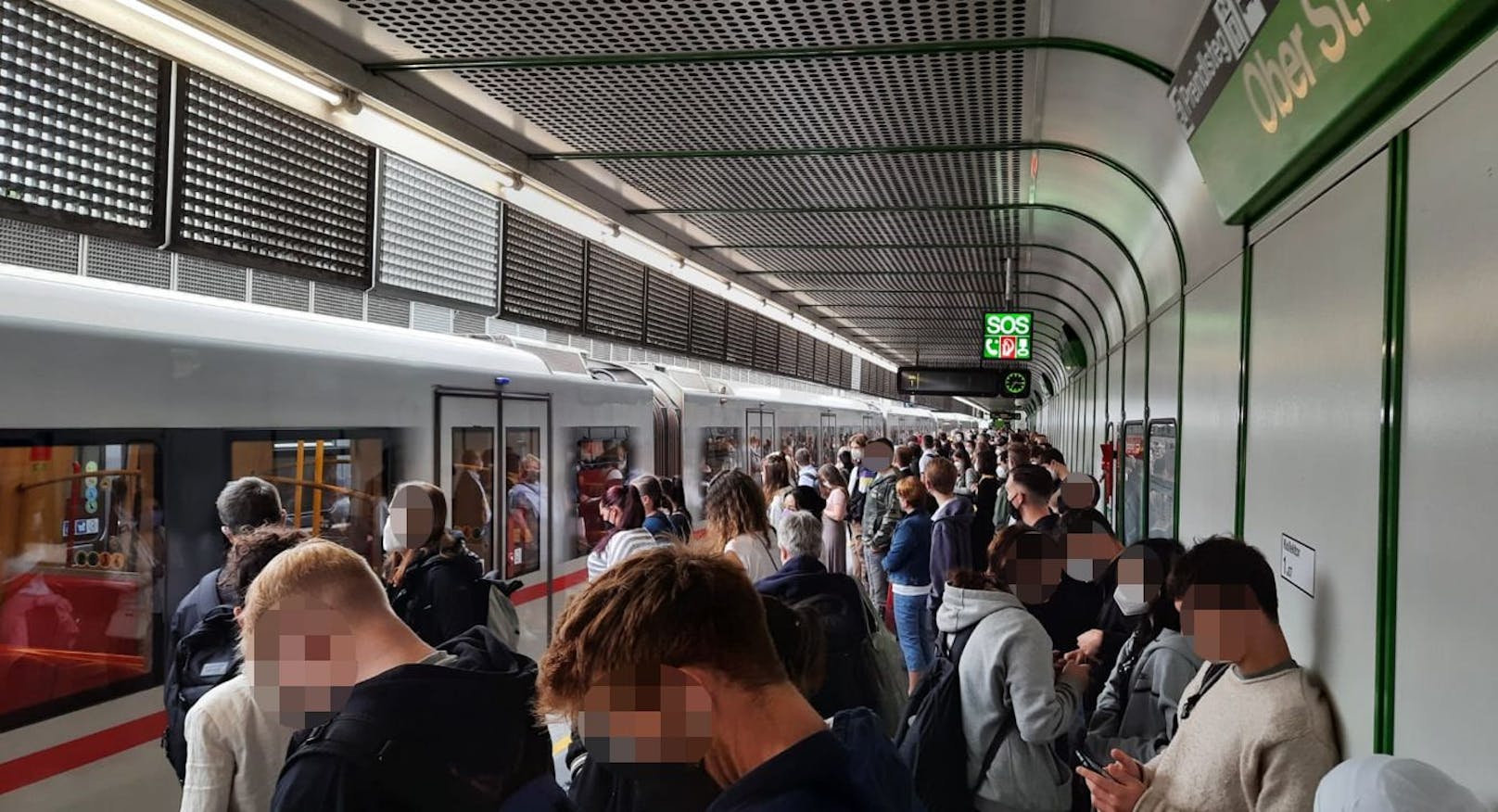 Und er ist nicht der einzige Fahrgast, der seit längerer Zeit auf eine U4 wartet. "Es stehen hunderte Menschen an den Bahnsteigen. Alle sind gestresst, weil sie verspätet in die Arbeit oder in die Schule kommen", so der Wiener weiter. Nach 25 Minuten schaffte es der 30-Jährige schließlich in eine U-Bahn.