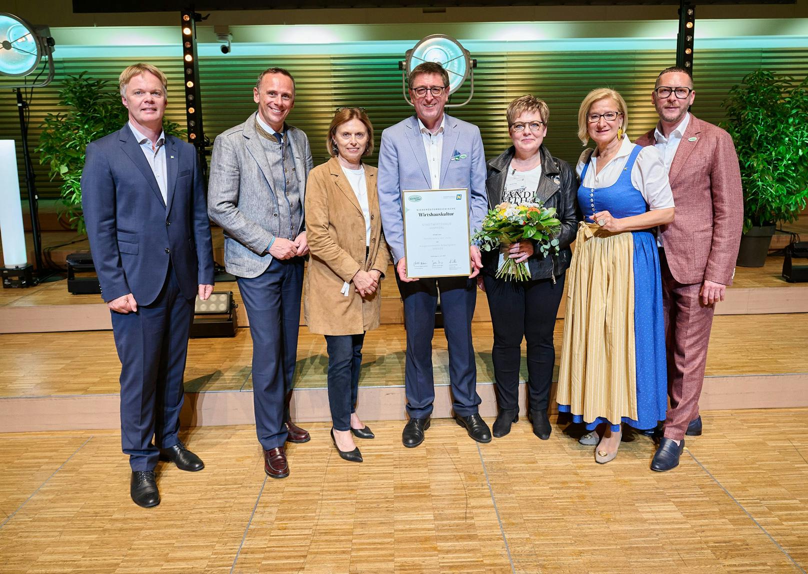 Als „Ausgezeichneter Arbeitgeber“ wurde das Stadtwirtshaus Hopferl in Gmünd ausgezeichnet. Von links nach rechts: Der Geschäftsführer der NÖ Werbung Michael Duscher, Landesrat Jochen Danninger, Staatssekretärin Susanne Kraus-Winkler, Josef Hag, Monika Hag, Landeshauptfrau Johanna Mikl-Leitner und Obmann Harald Pollak.