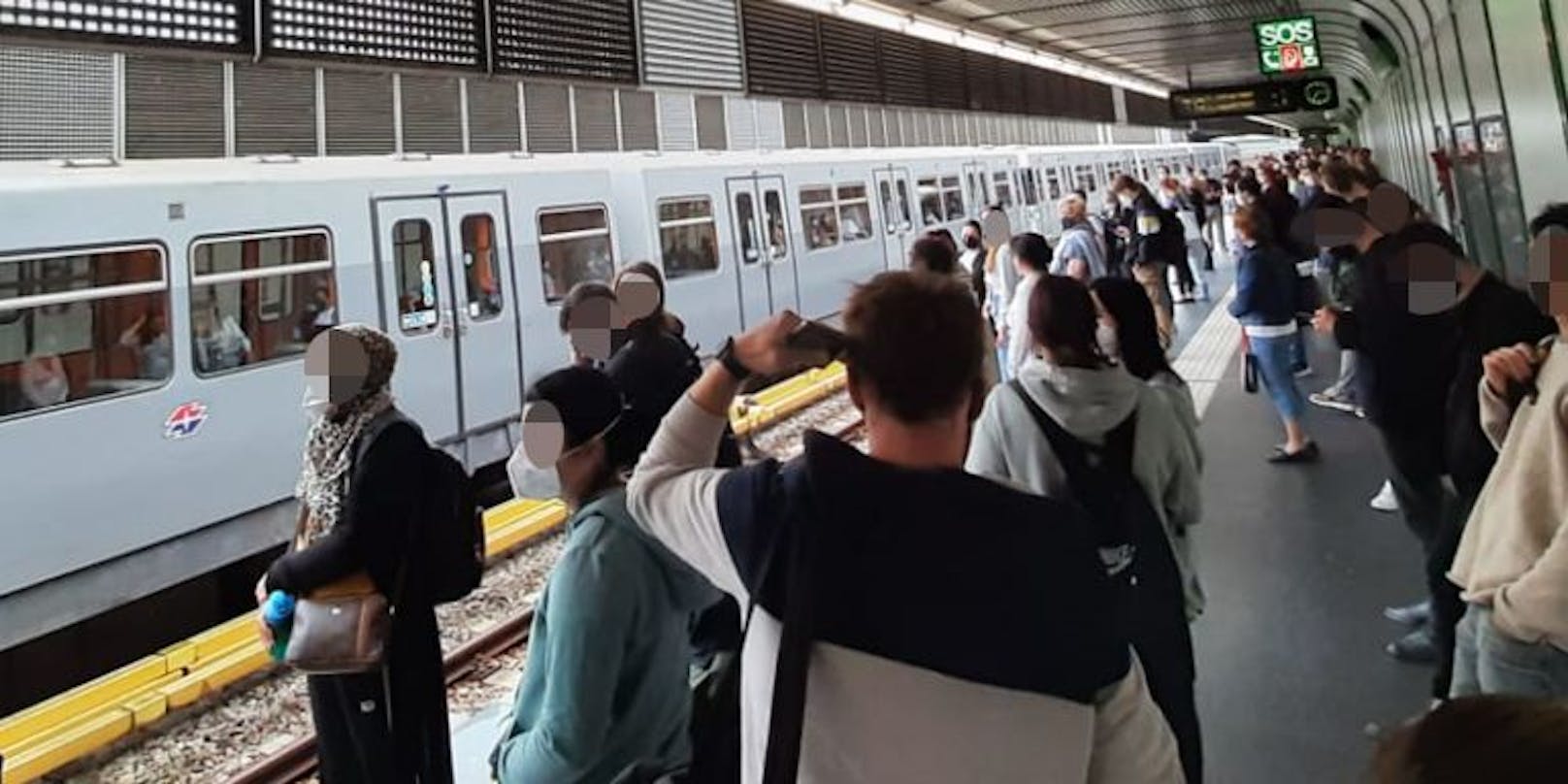 "Die U-Bahnlinie U4 kann wegen eines schadhaften Fahrzeuges derzeit in beiden Richtungen nur unregelmäßig fahren", heißt es aktuell (Stand 7.30 Uhr) auf der Homepage der Wiener Linien – und das ausgerechnet im Frühverkehr! Fahrgäste müssen sich also Mittwochfrüh auf längere Wartezeiten einstellen.