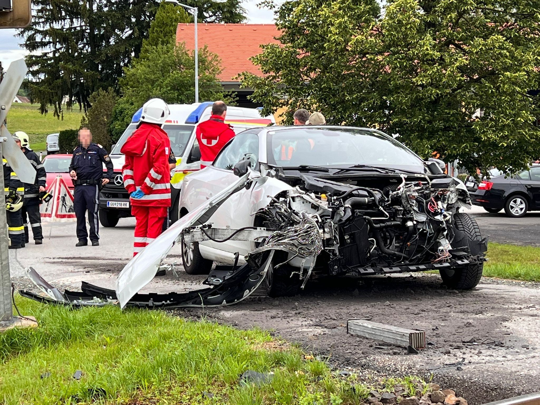 Die Autolenkerin kollidierte mit einem Zug.