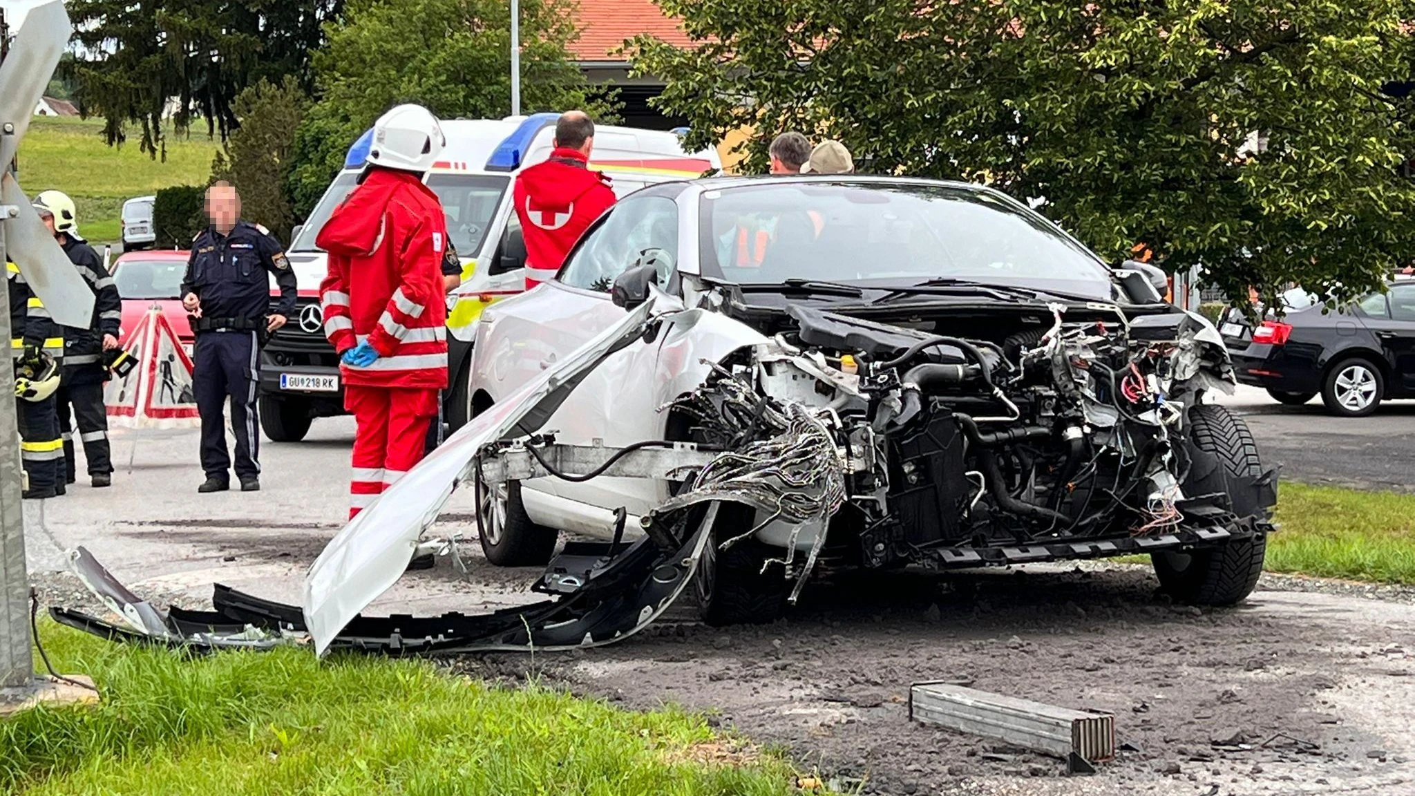 Die Autolenkerin kollidierte mit einem Zug.