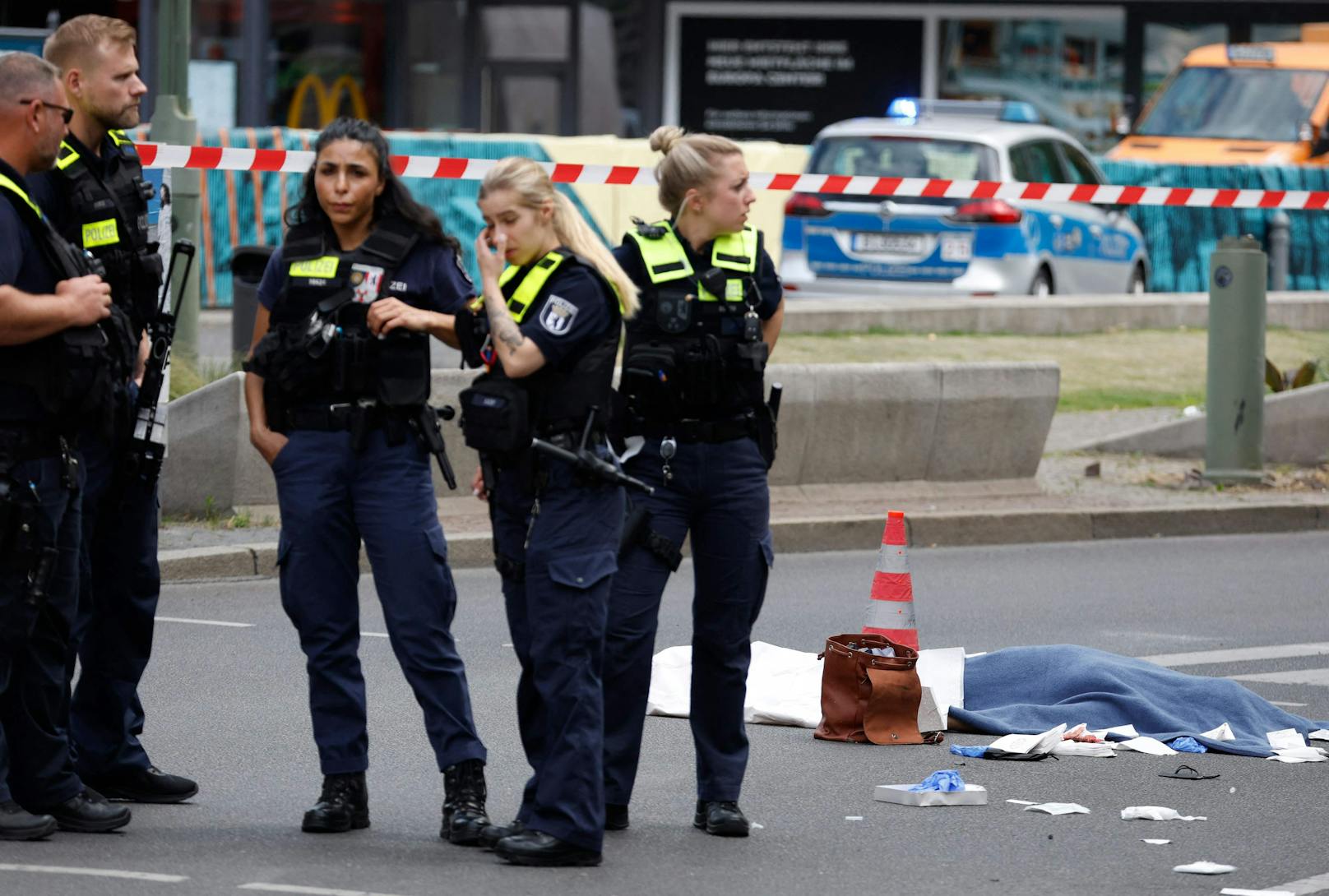 Zentrum Berlin: Polizisten stehen neben der Leiche eines Opfers an der Stelle, an der am 8. Juni 2022 ein Mensch getötet und acht verletzt wurden.