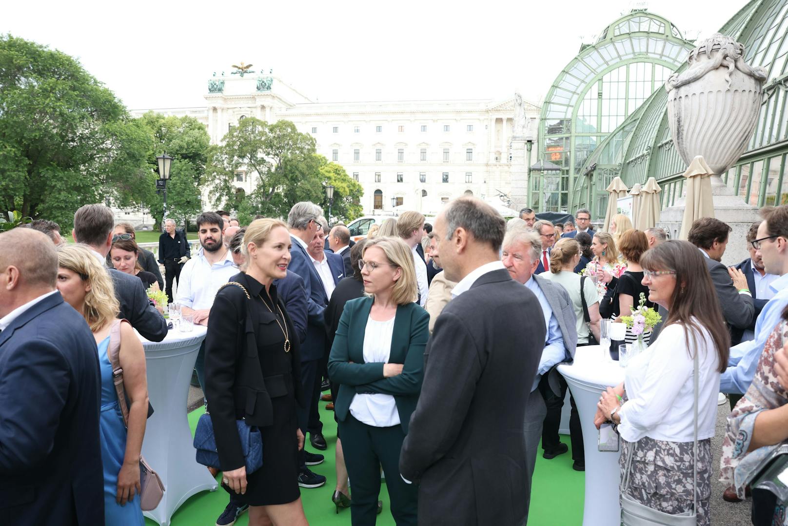 Herausgeberin Eva Dichand zusammen mit Ehemann Christoph und Umweltministerin Leonore Gewessler.