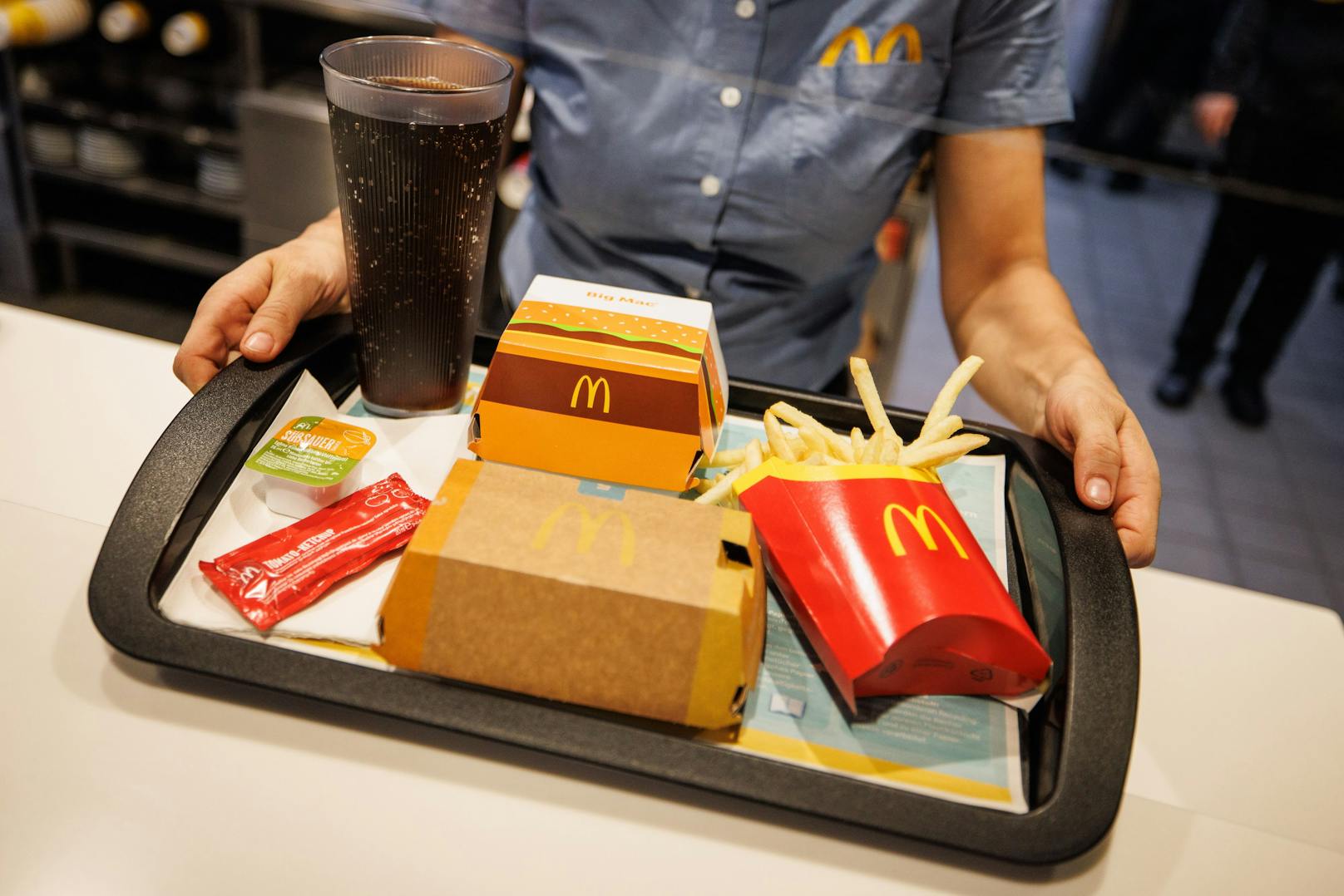 Ein klassisches Mäcci-Menü: Big Mac mit Pommes frites und Cola. (Symbolbild)