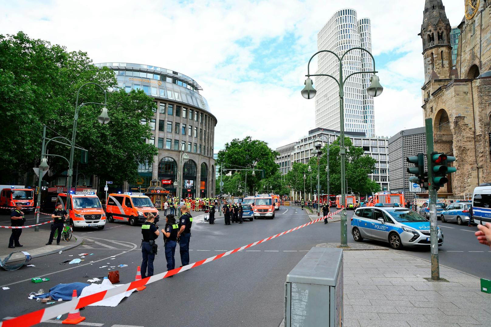 Am 8. Juni 2022 raste ein Auto in der Berliner Innenstadt in eine Menschenmenge. Es gibt mindestens ein Todesopfer, mehrere Verletzte. 