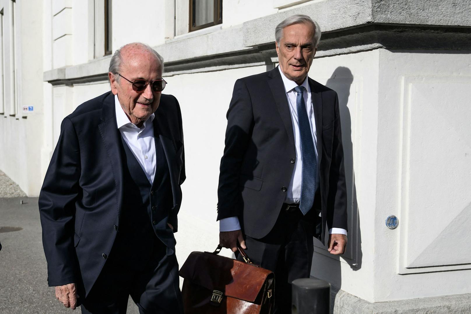 Sepp Blatter (l.) am Weg in den Gerichtssaal