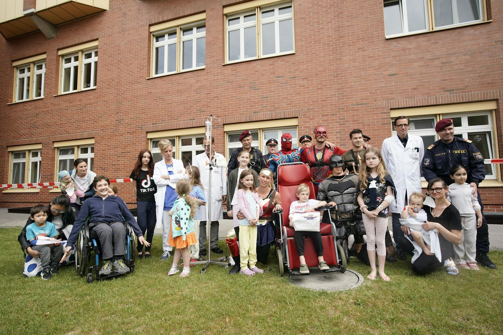 Große Freude bei den Kids: Einige durften für den Besuch für kurze Zeit das Spital verlassen.