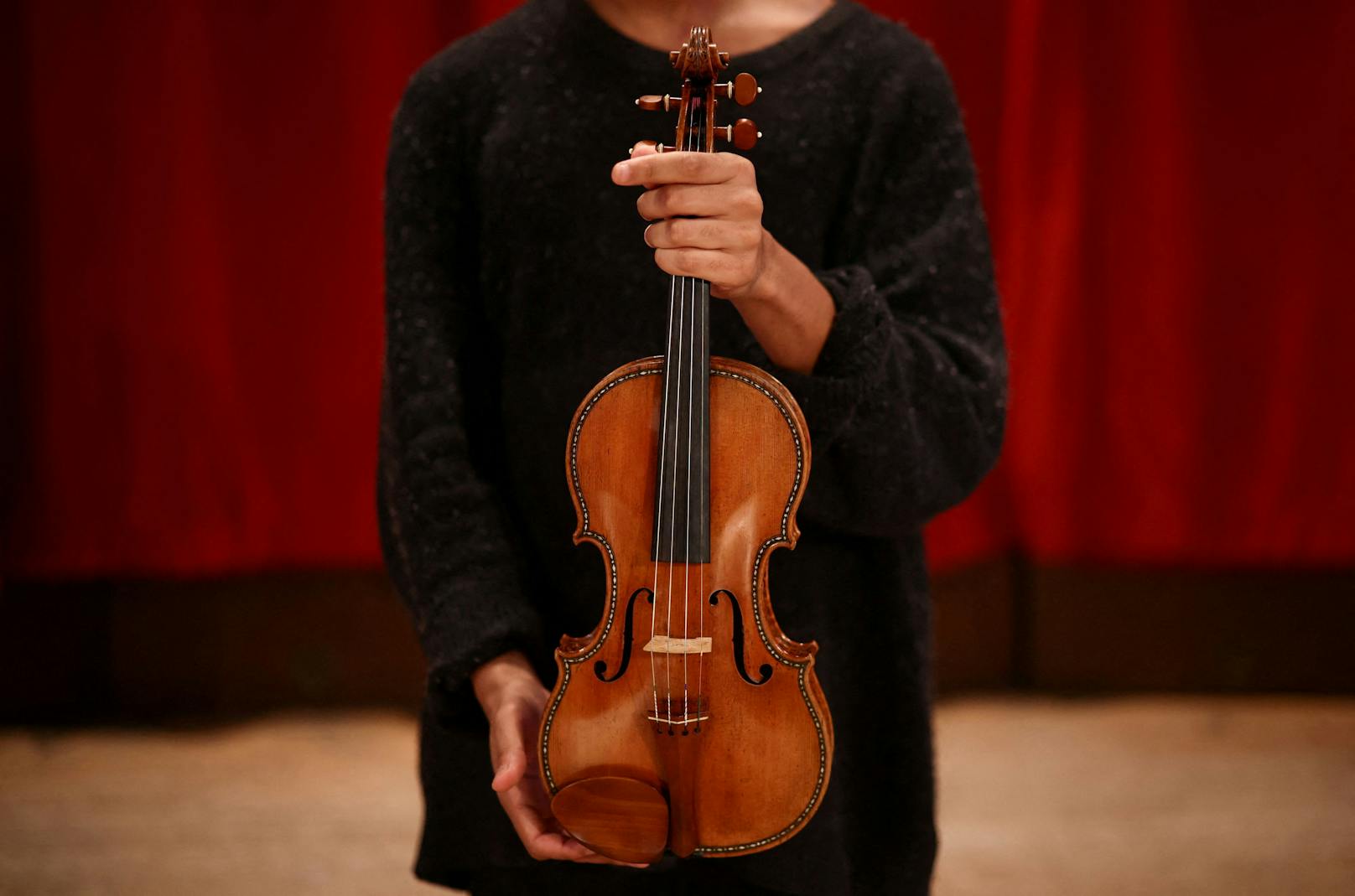 Die "Hellier" Stradivarius "ist die feinste eingelegte Geige, die je von Stradivari hergestellt wurde und eines der besten Stradivari-Instrumente, die es gibt", gibt das Auktionshaus Christie’s bekannt.
