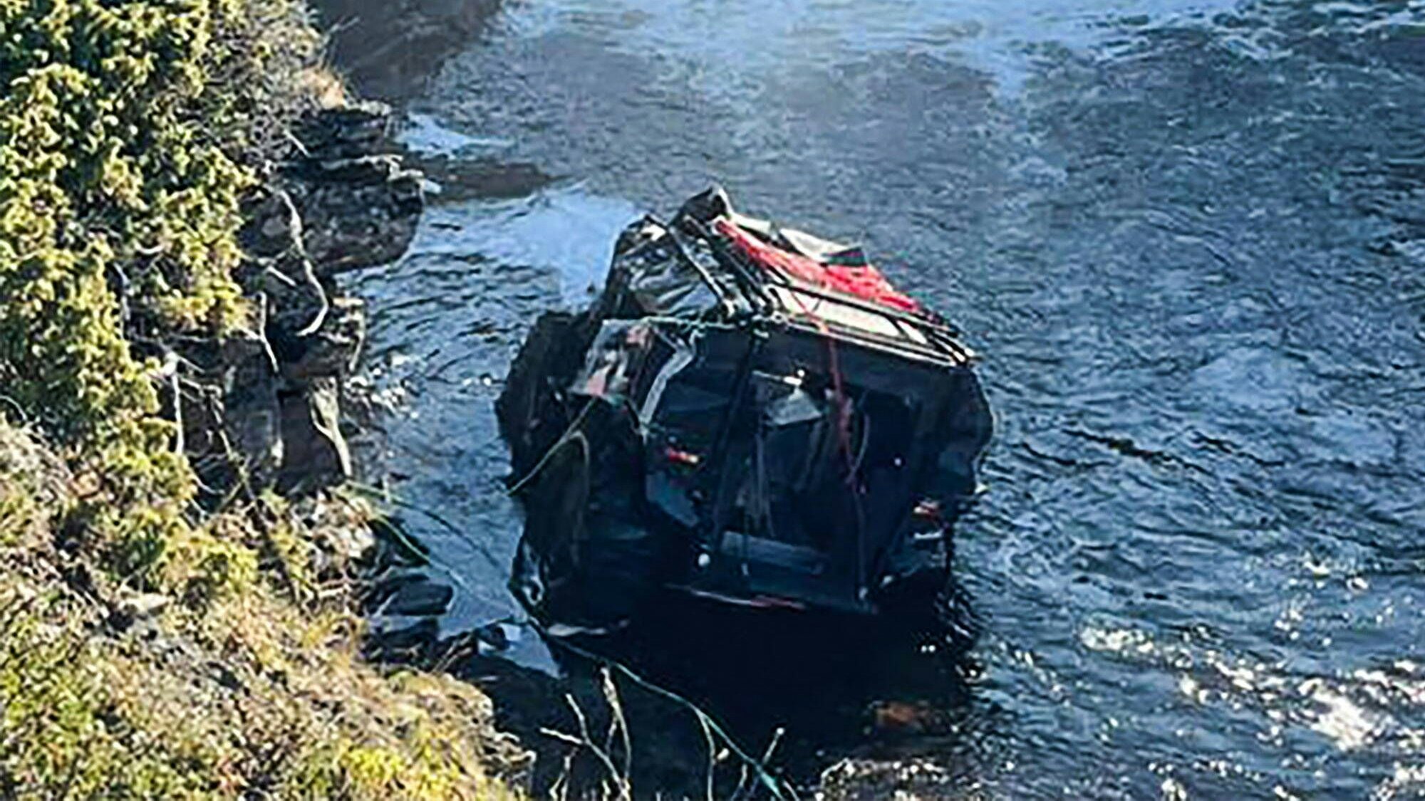 Russland, Vladimir Gabrielyan, VKontakte Vizepräsident stirbt bei Autounfall in Nenzen  NENETS AUTONOMOUS AREA, RUSSIA  JUNE 7, 2022: A view of an overturned Sherp all-terrain vehicle in the River Pestsovaya. VK social network First Deputy CEO Vladimir Gabrielyan and VK Procurement Director Sergey Merzlyakov have died in the accident. According to preliminary data, three men and a wife of one of them were travelling on two all-terrain vehicles along the White Sea coast in the Nenets Autonomous Area when trying to cross the River Pestsovaya, the vehicles overturned a man and a woman survived, they reached deer breeders on foot and asked for help. Russian Investigative Committee/TASS THIS IMAGE WAS PROVIDED BY A THIRD PARTY ON 7 JUNE 2022. EDITORIAL USE ONLY PUBLICATIONxINxGERxAUTxONLY TS13441C