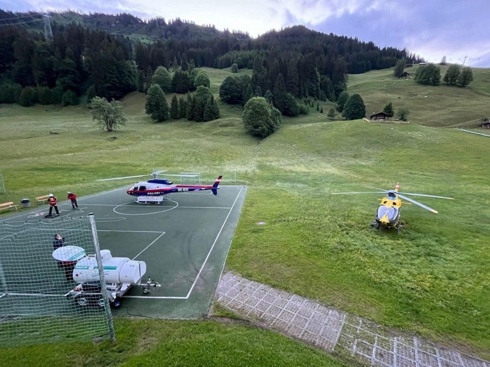 Ein nahegelegener Fußballplatz wurde zum Lande- und Startplatz umfunktioniert. 