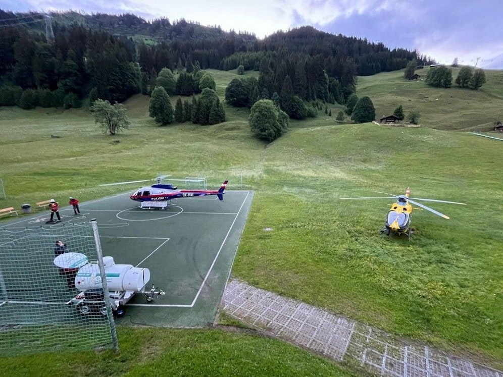 Ein nahegelegener Fußballplatz wurde zum Lande- und Startplatz umfunktioniert. 