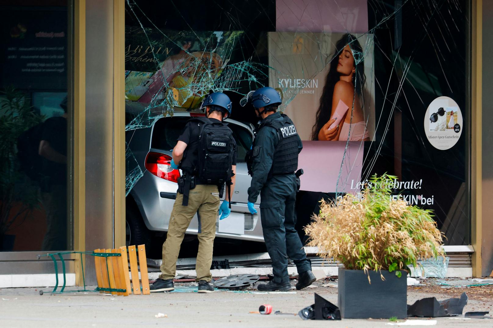 Am 8. Juni 2022 raste ein Auto in der Berliner Innenstadt in eine Menschenmenge. Es gibt mindestens ein Todesopfer und insgesamt acht teils schwerst Verletzte.