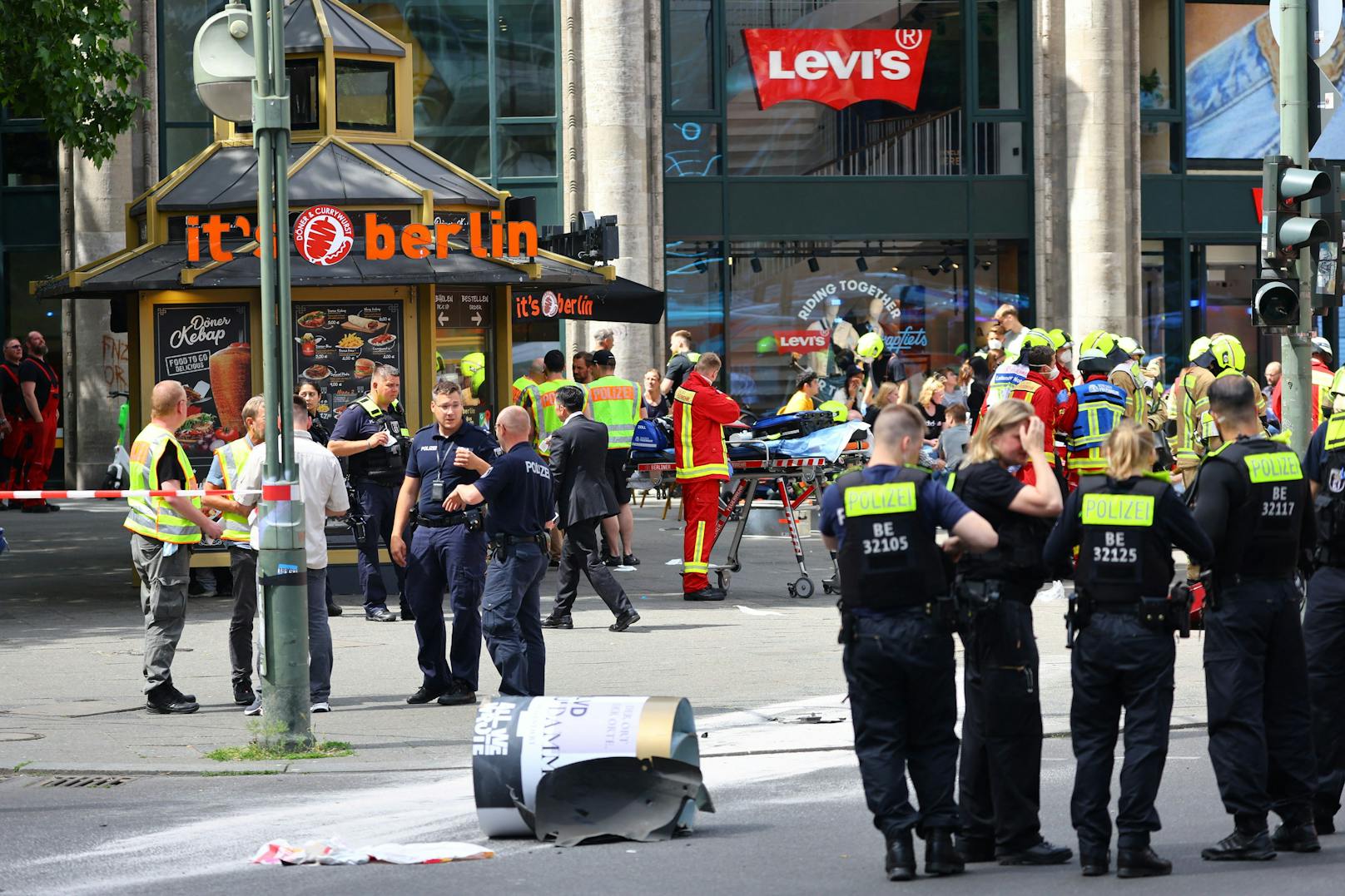 Am 8. Juni 2022 raste ein Auto in der Berliner Innenstadt in eine Menschenmenge. Es gibt mindestens ein Todesopfer, mehrere Verletzte.