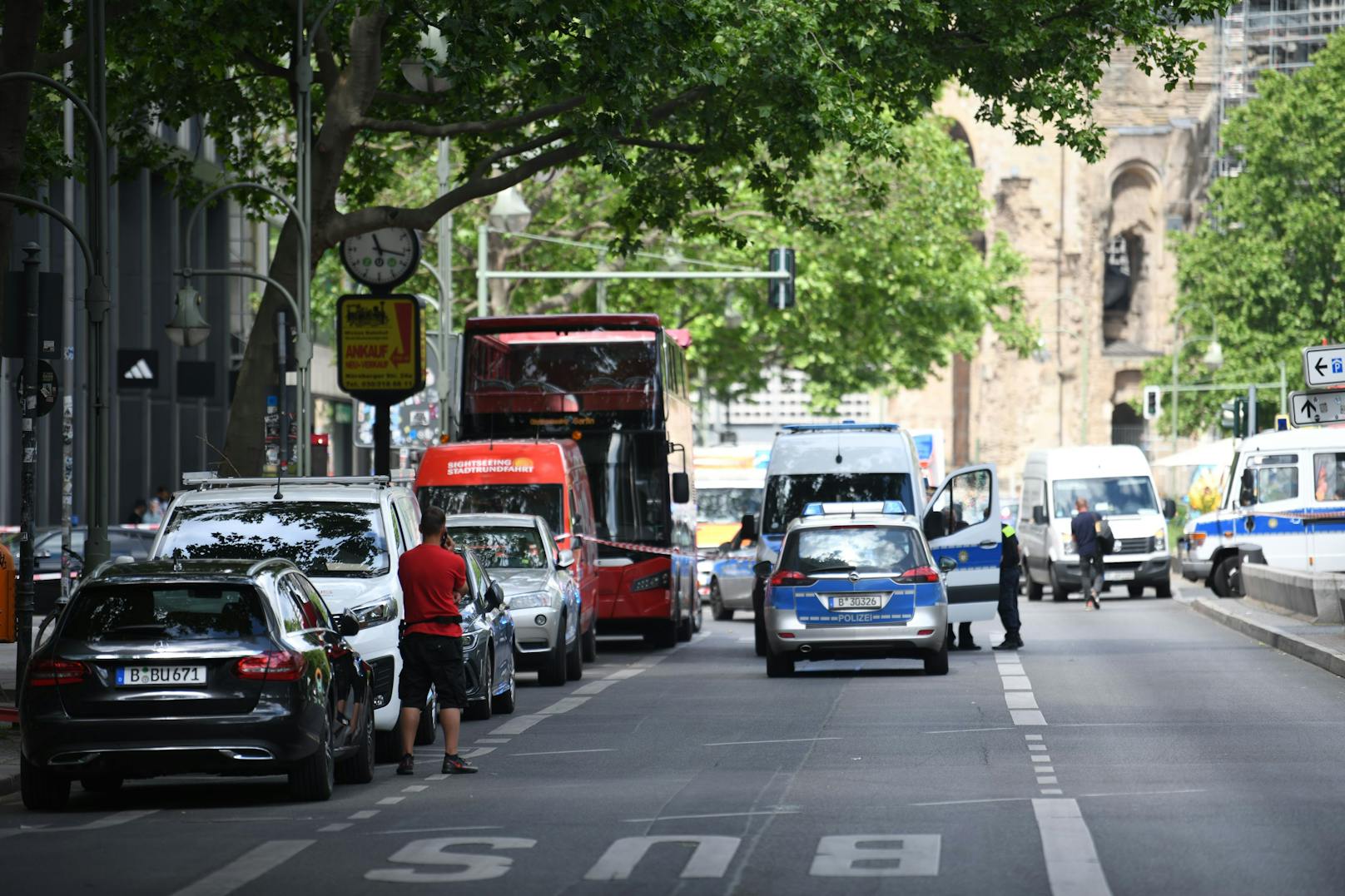 Am 8. Juni 2022 raste ein Auto in der Berliner Innenstadt in eine Menschenmenge. Es gibt mindestens ein Todesopfer, mehrere Verletzte.