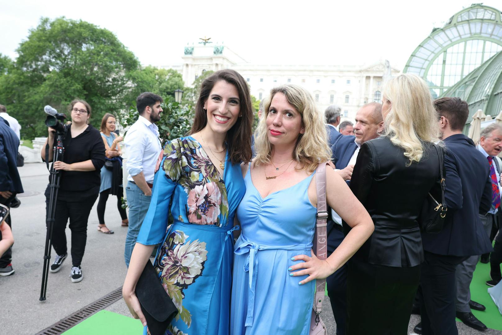 Blau ist in Mode: <em>"Heute"</em>-Journalistin Sandra Kartik (re.) mit Pianistin Dorothee Khadem-Missagh