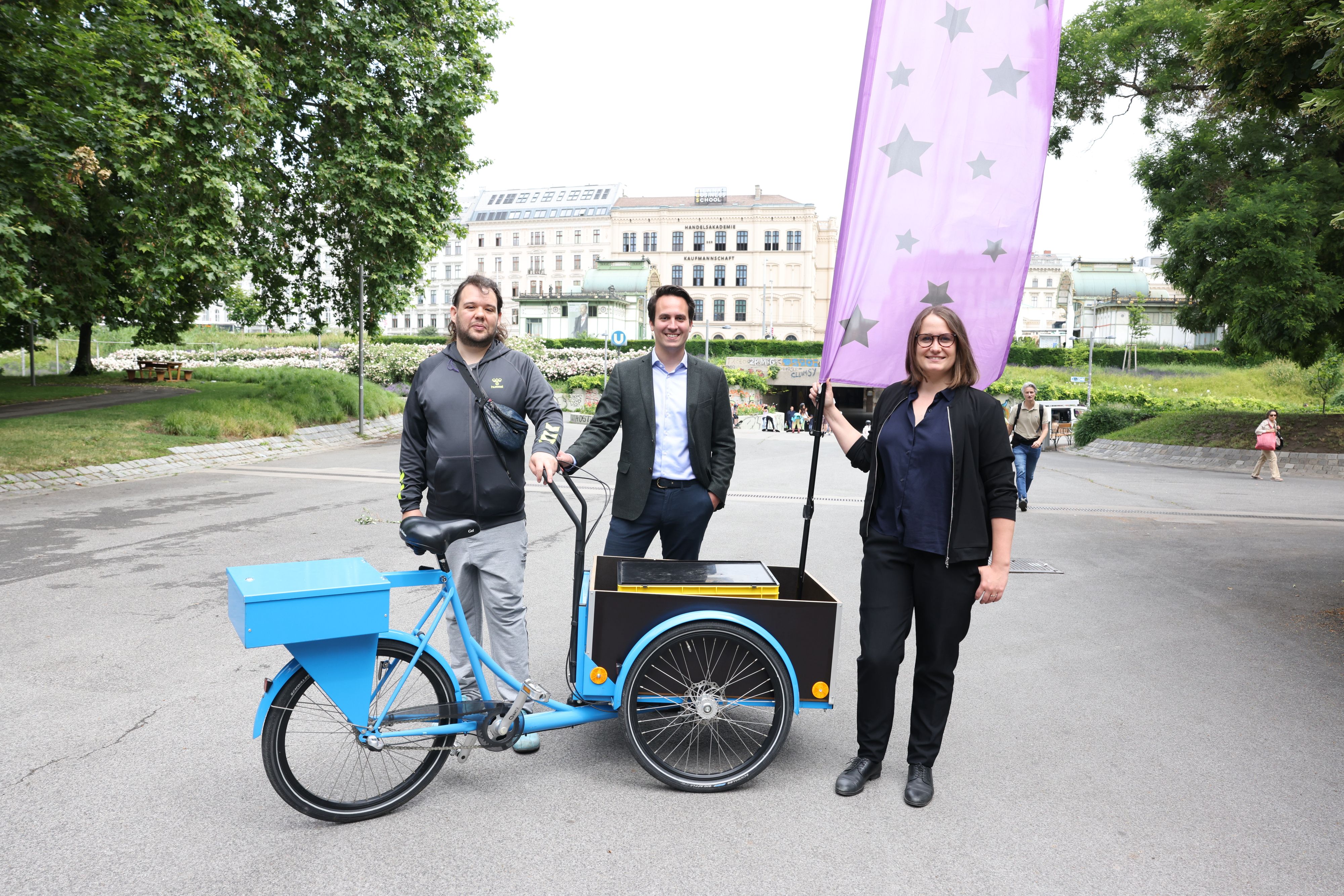 Willi Hejda (Kollektiv für Awareness Arbeit), Vizebürgermeister Christoph Wiederkehr (Neos) und SPÖ-Gemeinderätin Marina Hanke starten das Projekt 