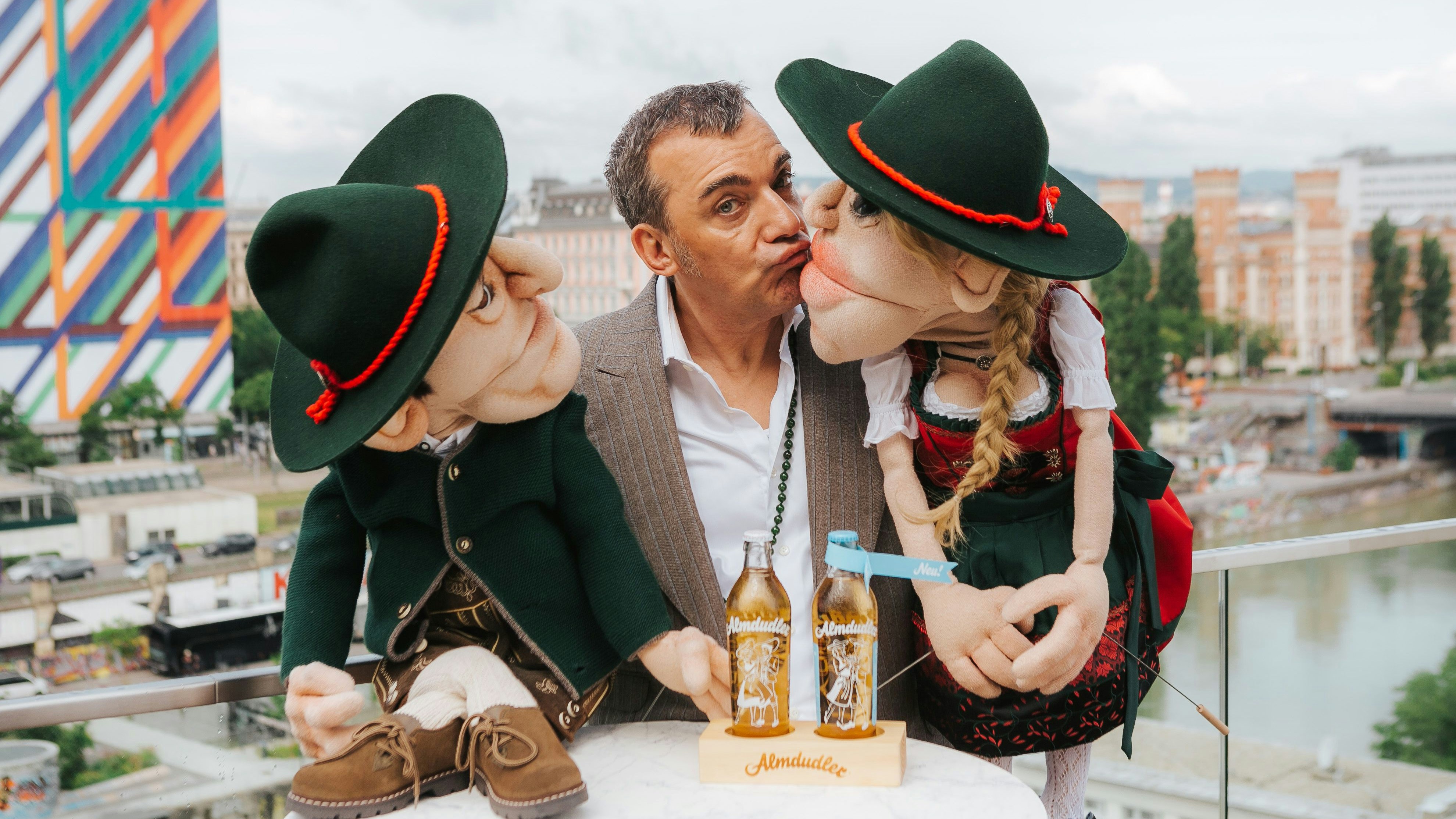 Sprudel-Boss Klein mit dem Trachtenpärchen.