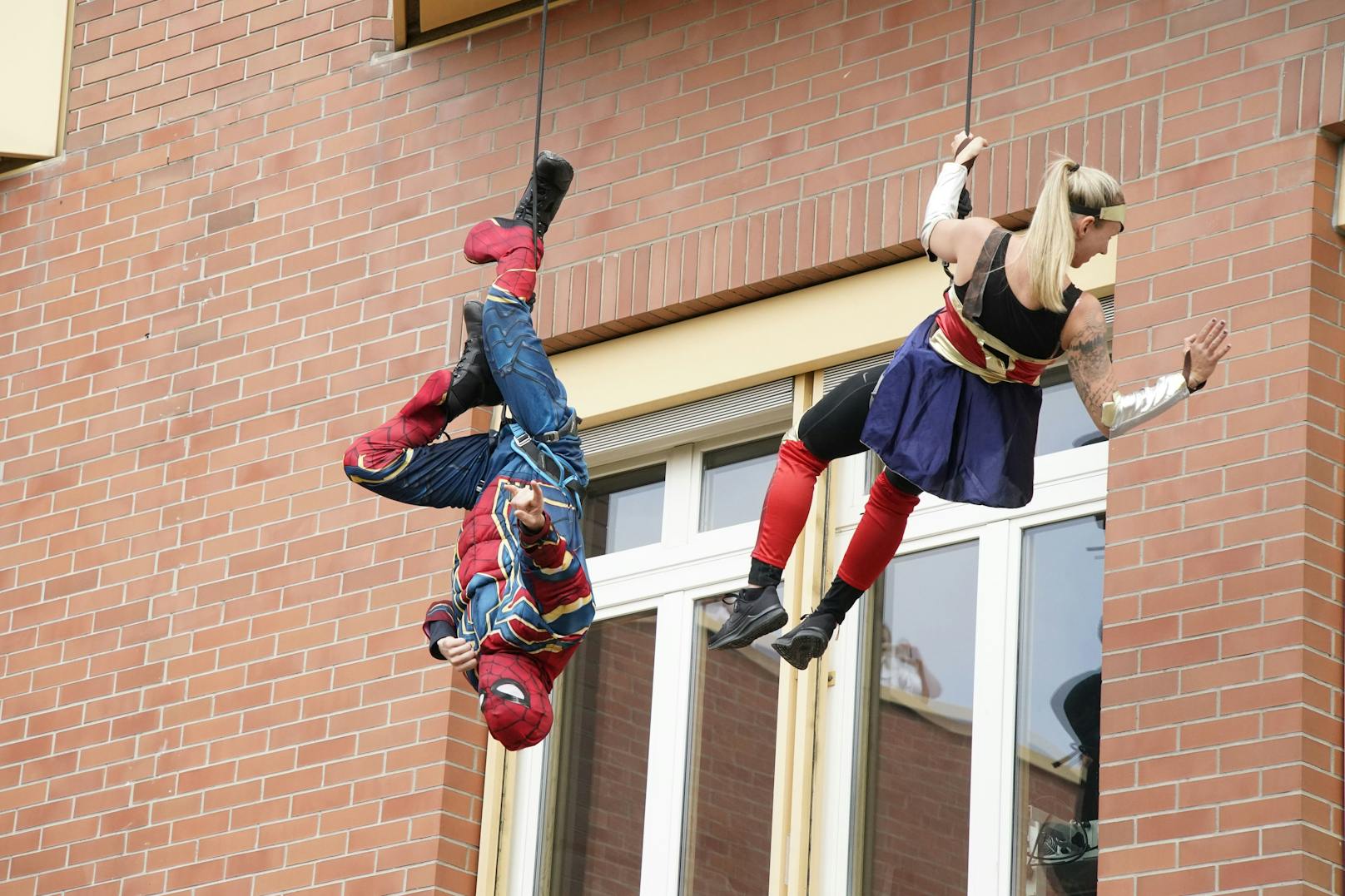 Spiderman turnte am Spitalsfenster.