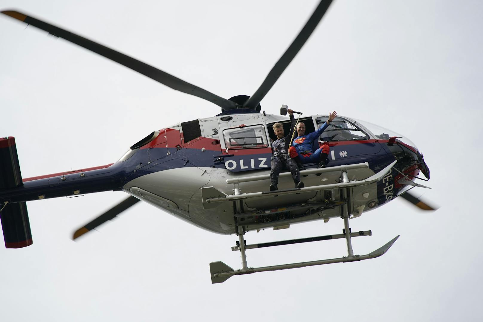 Superman und Thor kamen mit dem Polizeihubschrauber angeflogen.