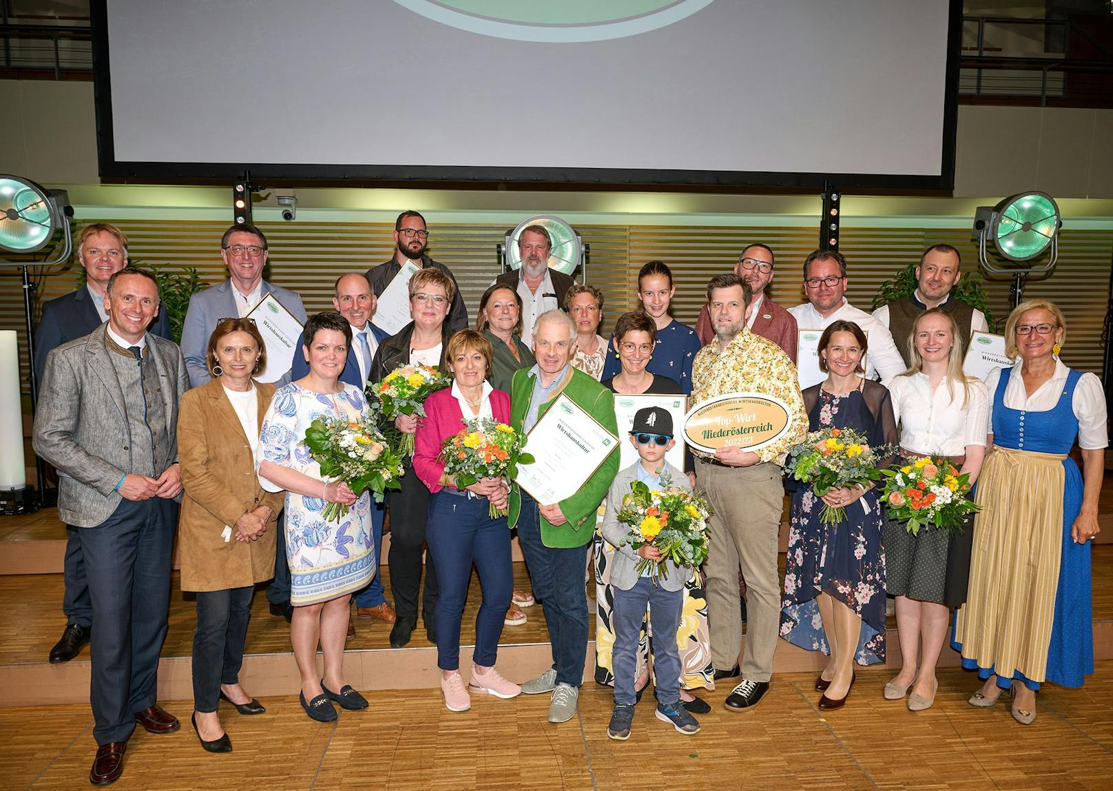 Die Siegerinnen und Sieger der Top-Wirt-Veranstaltung mit den Ehrengästen, an der Spitze Landeshauptfrau Johanna Mikl-Leitner, Landesrat Jochen Danninger und Staatssekretärin Susanne Kraus-Winkler.