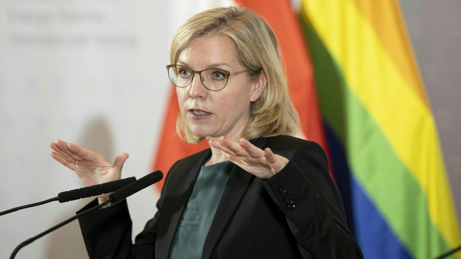 Klimaschutzministerin Leonore Gewessler (GRÜNE) am 2. Juni 2022 im Rahmen einer Pressekonferenz.