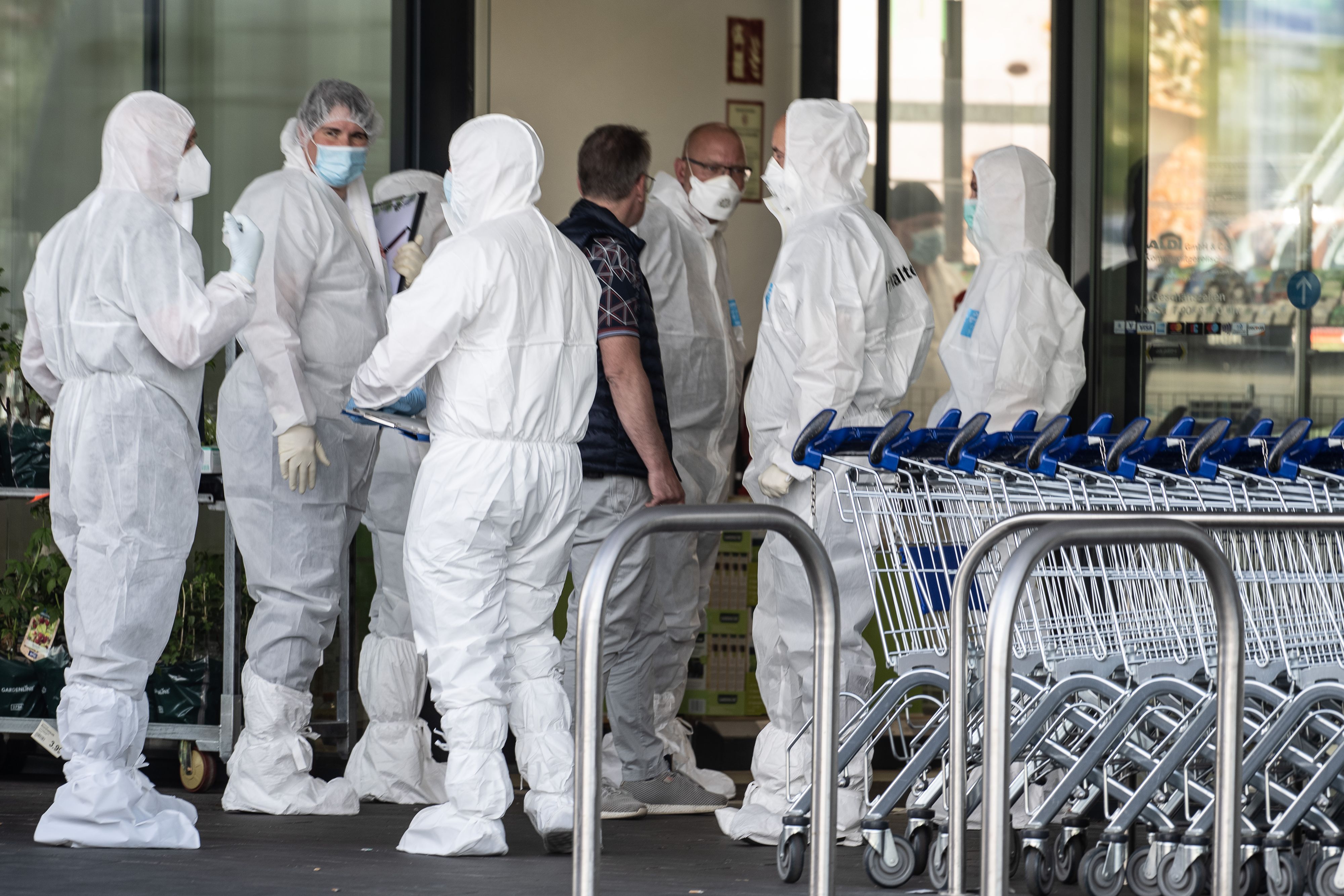 Kriminaltechniker stehen vor dem Einkaufsmarkt in Schwalmstadt.