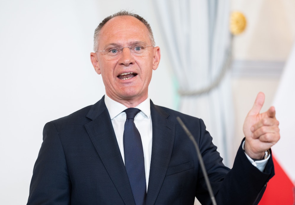 Die Wirtschaftsuniversität Wien stellt das Plagiatsverfahren zur Diplomarbeit von Innenminister Gerhard Karner (ÖVP) ein.