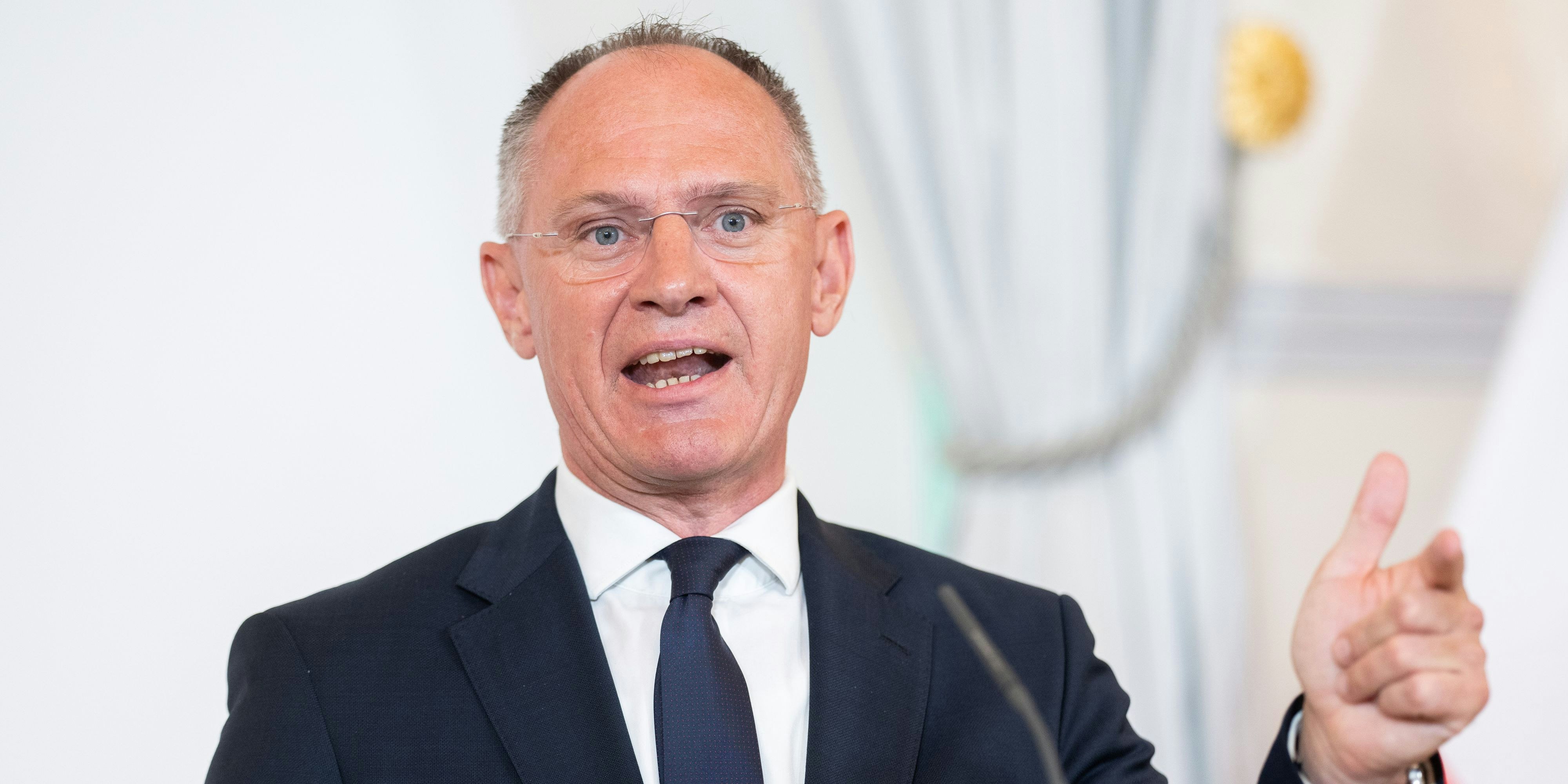 Download von www.picturedesk.com am 08.06.2022 (11:47).  ABD0074_20220525 - WIEN - ÖSTERREICH: Innenminister Gerhard Karner (ÖVP) beim Pressefoyer nach einem Ministerrat im Bundeskanzleramt am Mittwoch, 25. Mai 2022, in Wien. - FOTO: APA/GEORG HOCHMUTH - 20220525_PD4053 - Rechteinfo: Rights Managed (RM)