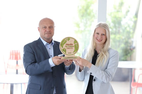 Pokal mit Moos-Besatz: "Heute"-Sales-Chef Gernot Fischer, Projektleiterin Laura Rabensteiner