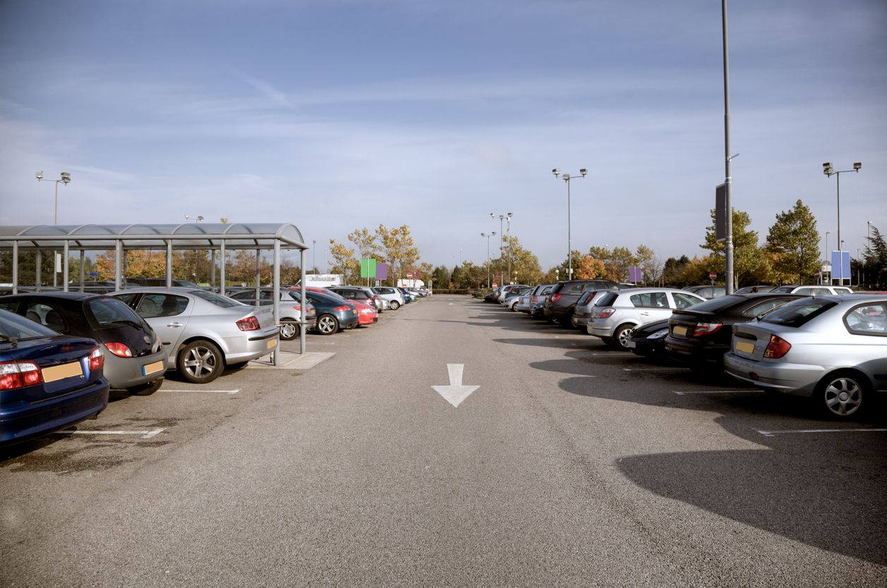 Mehrere Autos wurden auf einem Parkplatz beschädigt.