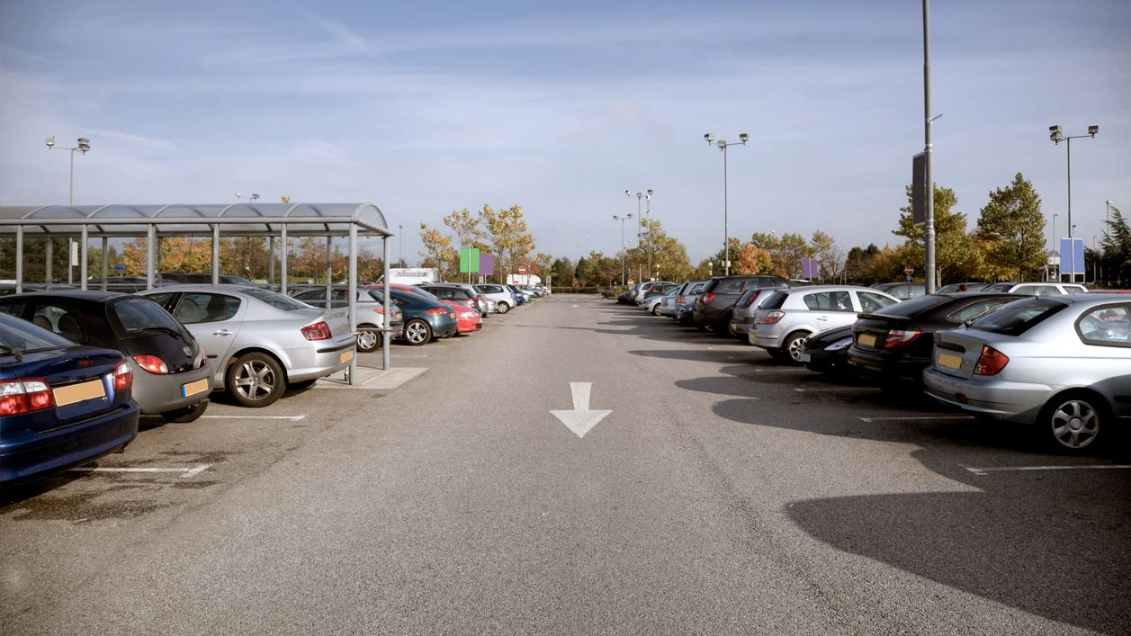 Mehrere Autos wurden auf einem Parkplatz beschädigt.