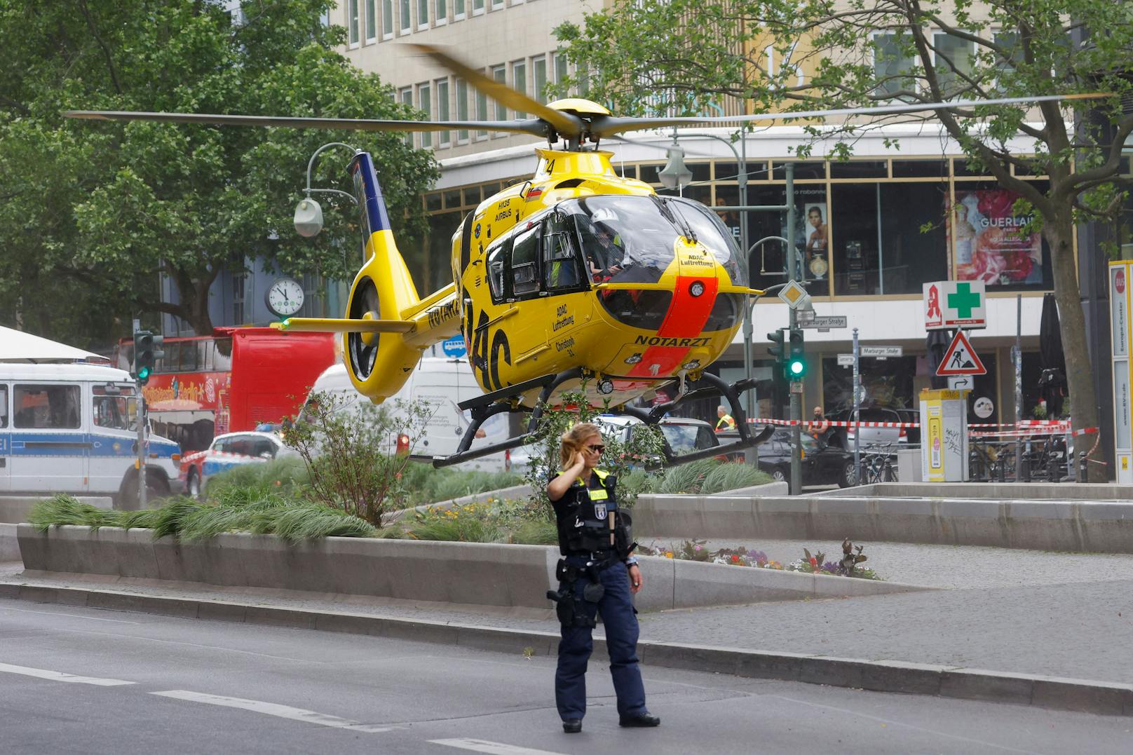 Am 8. Juni 2022 raste ein Auto in der Berliner Innenstadt in eine Menschenmenge. Es gibt mindestens ein Todesopfer, mehrere Verletzte.