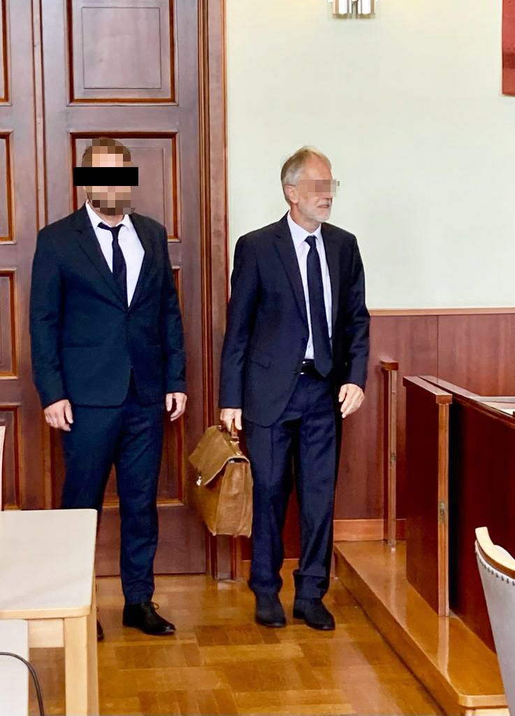 Der angeklagte Schulleiter (links im Bild)