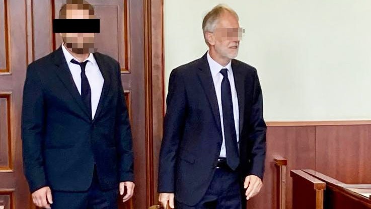 Der angeklagte Schulleiter (links im Bild)