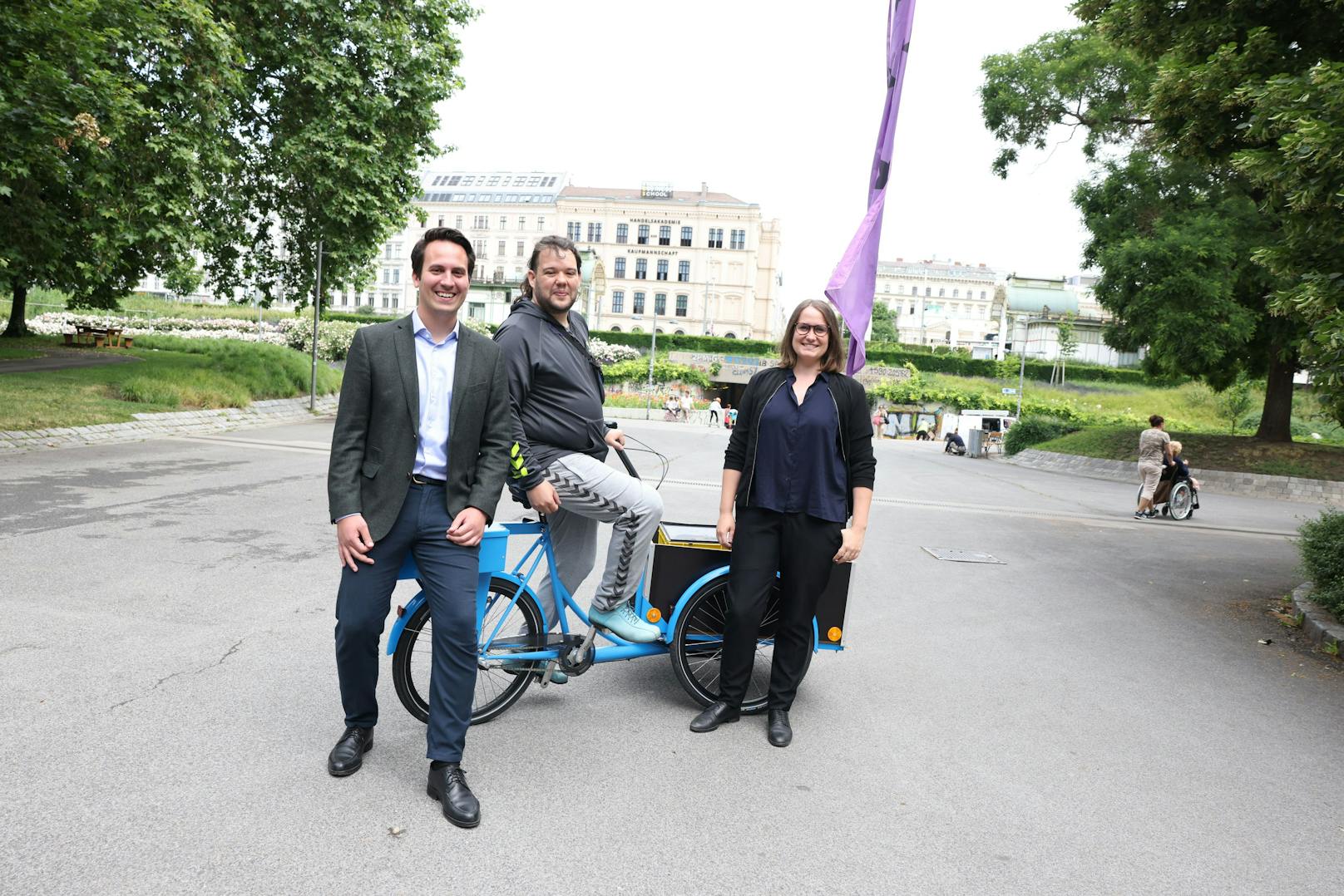 Jugendstadtrat Christoph Wiederkehr, Willi Hejda (Kollektiv für Awareness Arbeit), und SPÖ-Gemeinderätin Marina Hanke bei der Präsentation.