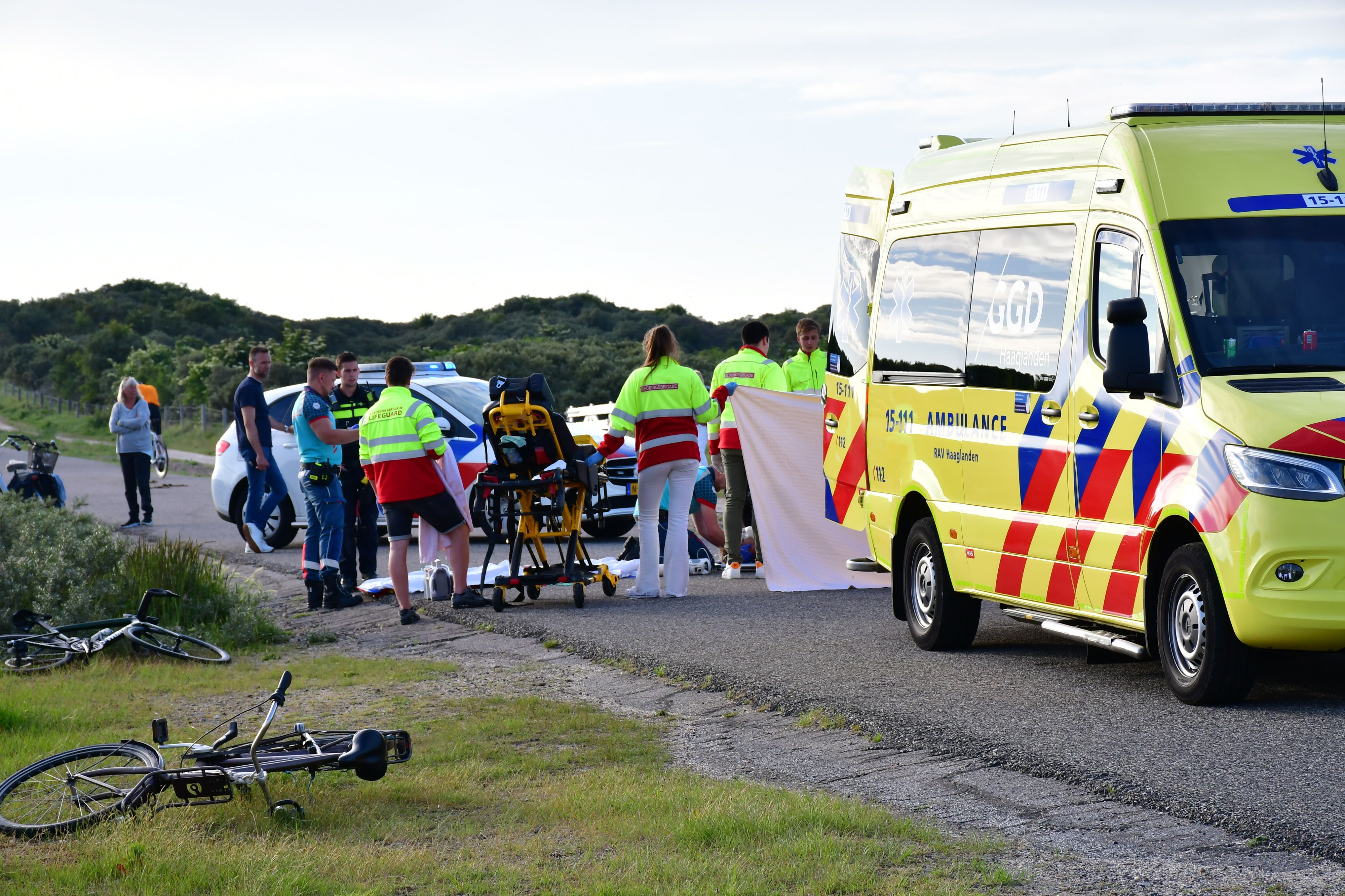 Der ehemalige Minister Sander Dekker (Rechtsschutz) wurde verletzt, weil er im Dünengebiet bei Monster von seinem Rennrad fiel. Eine 42-jährige Frau aus Monster wurde wegen des Verdachts der versuchten schweren Körperverletzung und des Totschlags festgenommen.