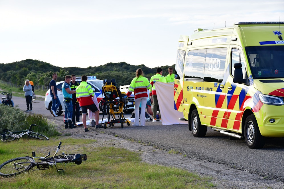 Der ehemalige Minister Sander Dekker wurde schwer verletzt. Eine 42-jährige Frau wurde wegen des Verdachts der versuchten schweren Körperverletzung und des Totschlags festgenommen.