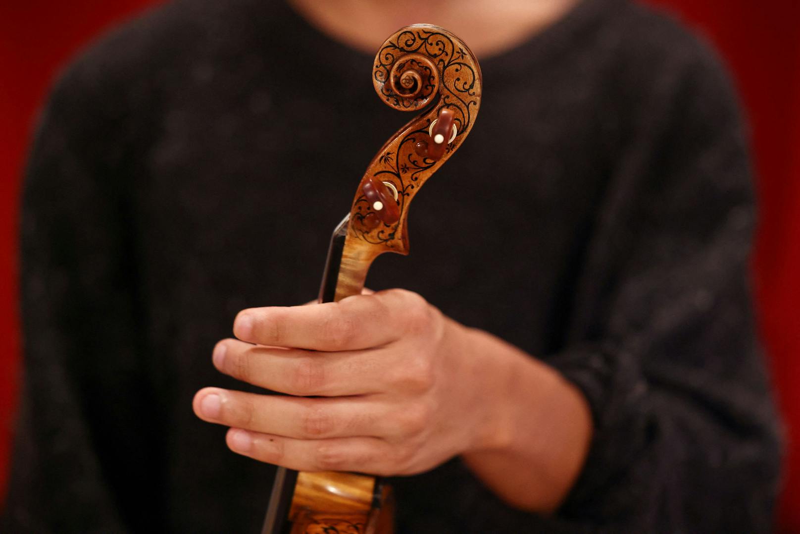 Die Geige ist mit Elfenbeindiamanten graviert und mit einem goldenen Lack veredelt.