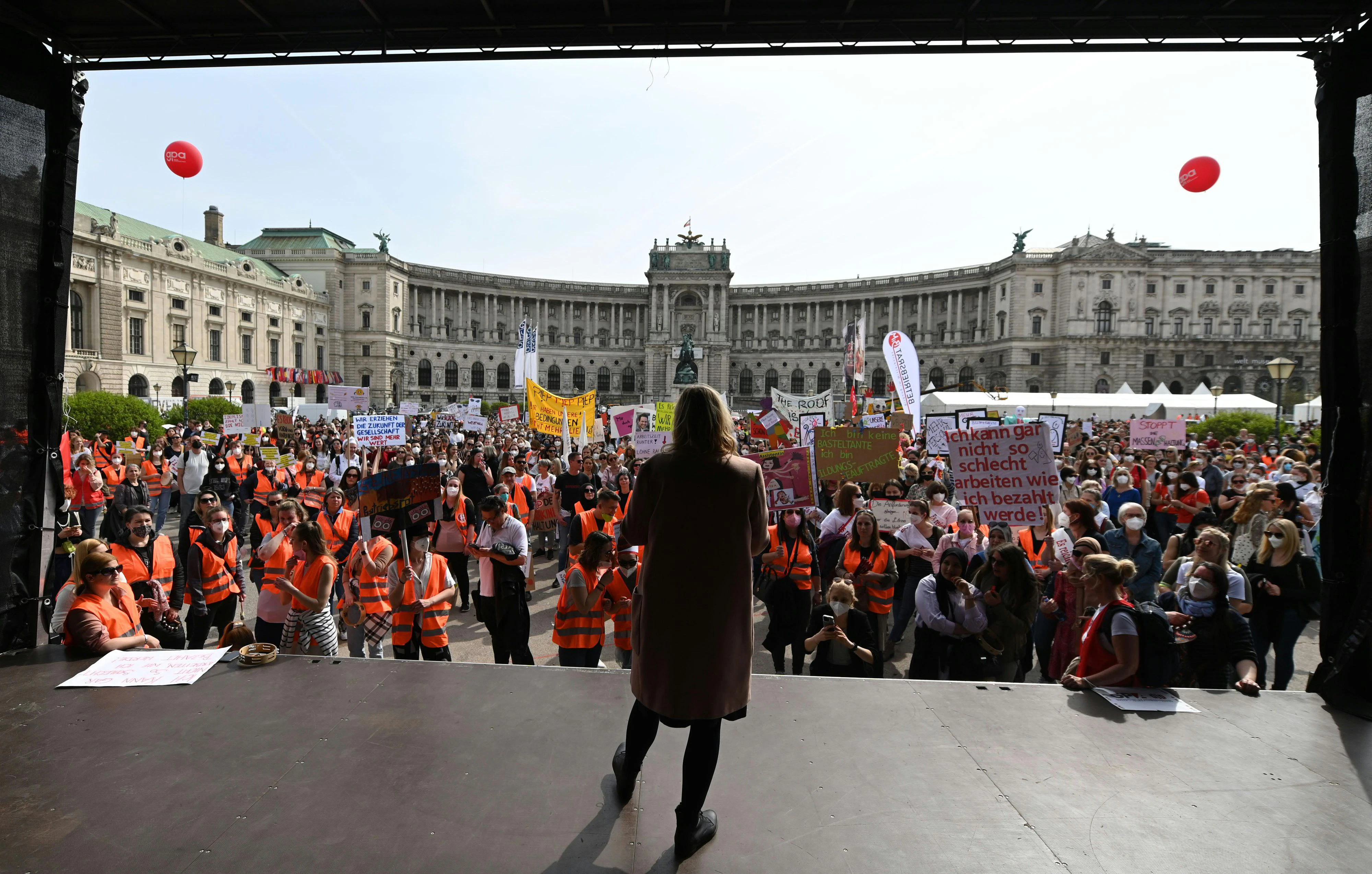 Barbara Teiber während einer Demo vor der Hofburg.